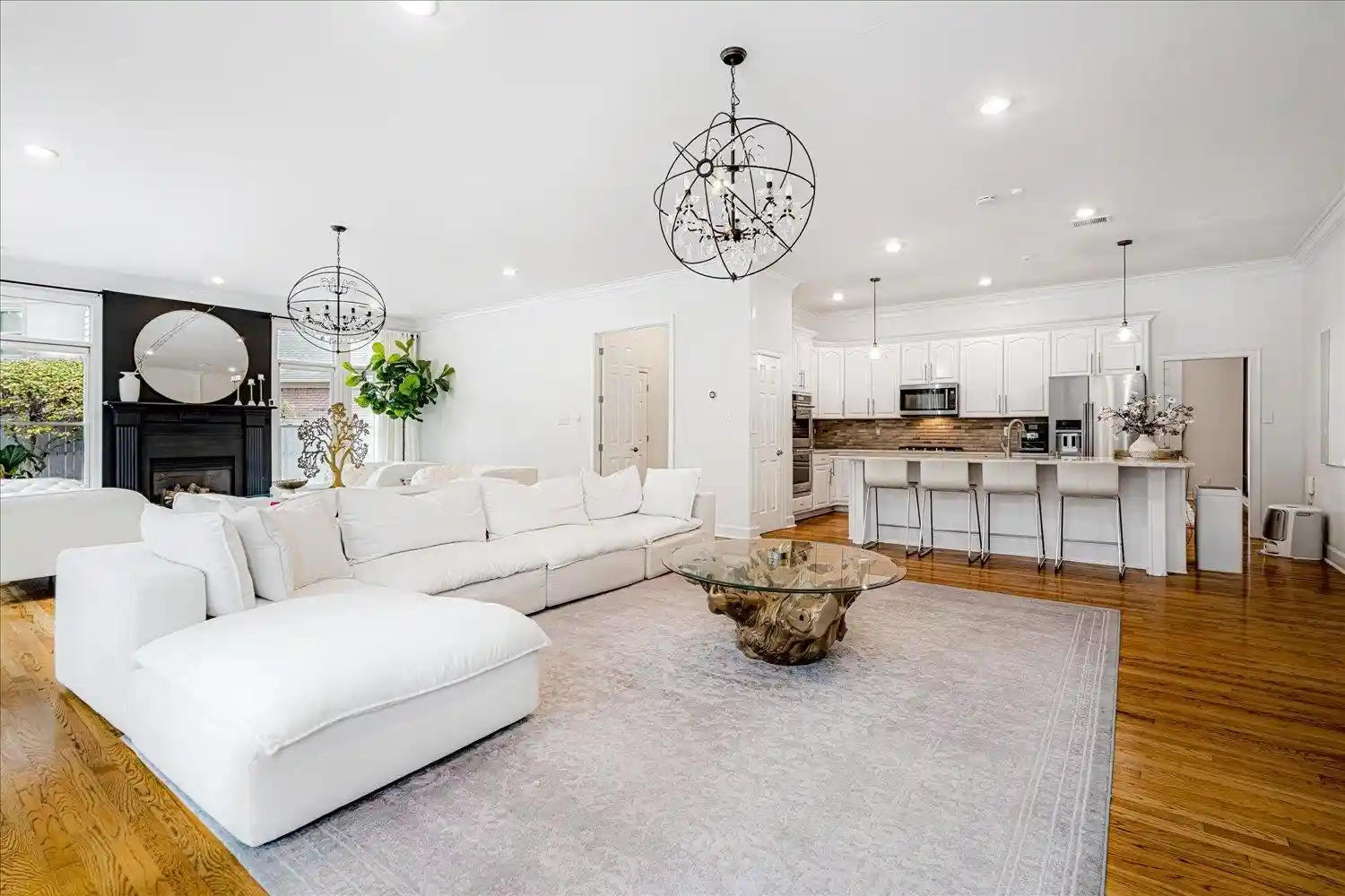 Photo 3 of Single family home for sale at 965 Village Oak Cv, Memphis, TN 38120 | MLS# 10230318 | Listing updated on 2026-09-19