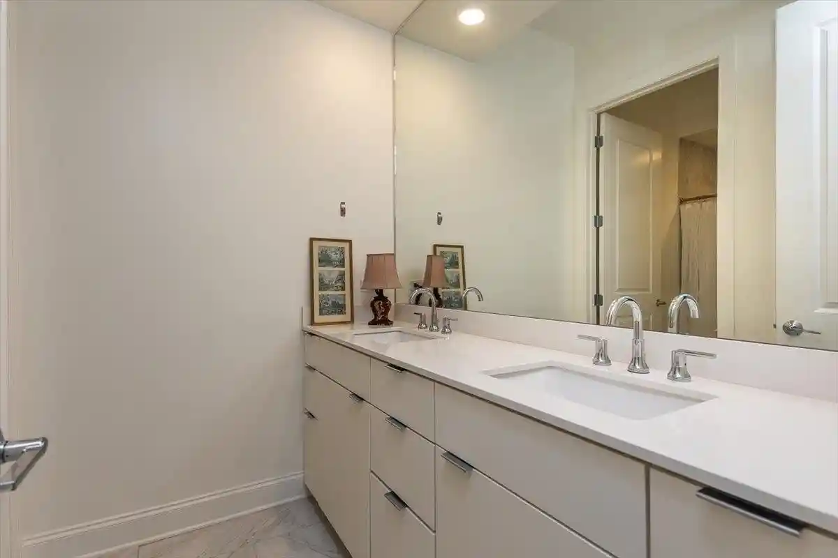 Photo 4 of Townhouse for sale at 717 Riverside Dr #1102, Memphis, TN 38103 | MLS# 10230438 | Listing updated on 2026-09-15