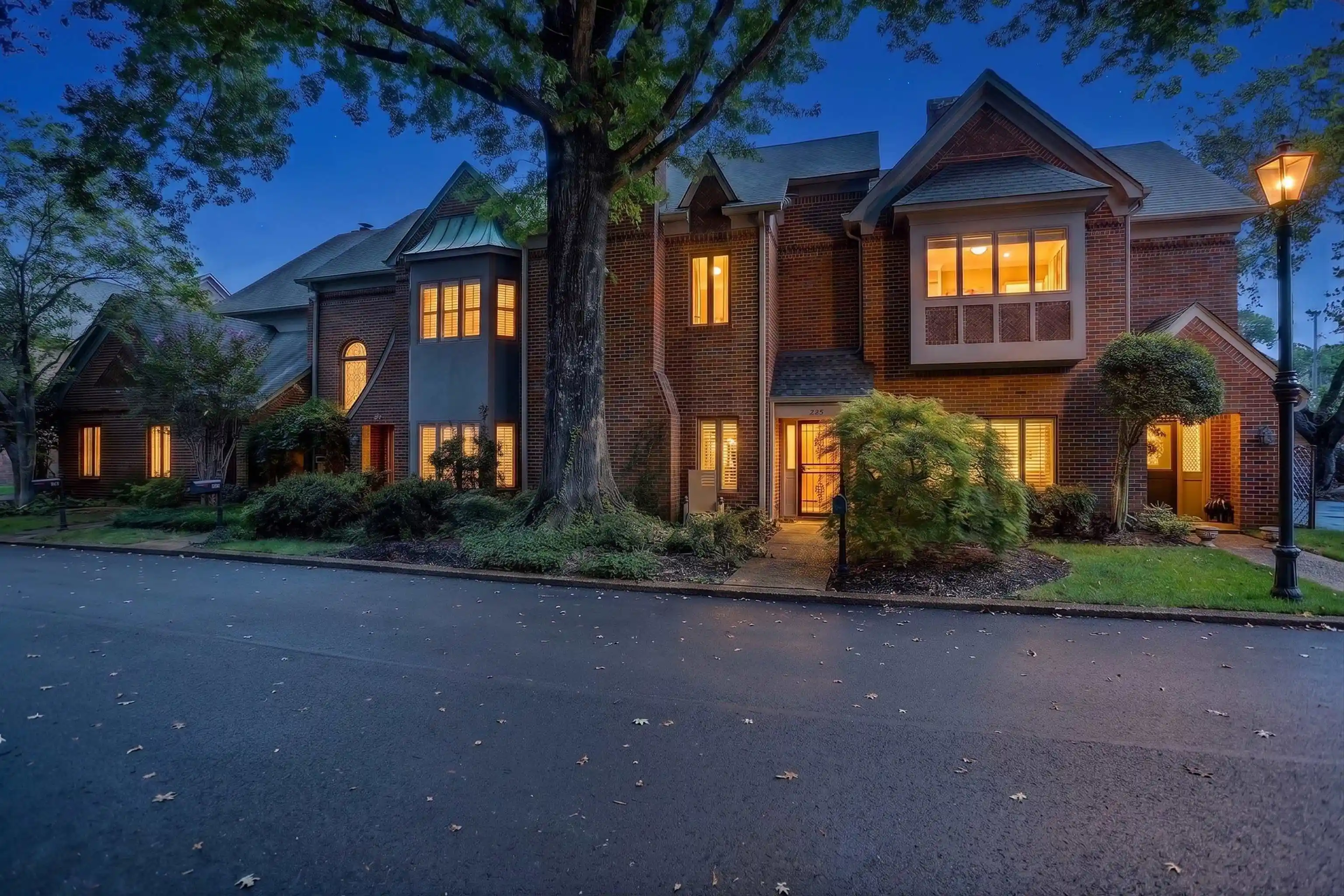 Photo 1 of Townhouse for sale at 498 E Racquet Clb Pl, Memphis, TN 38117 | MLS# 10230568 | Listing updated on 2026-09-18