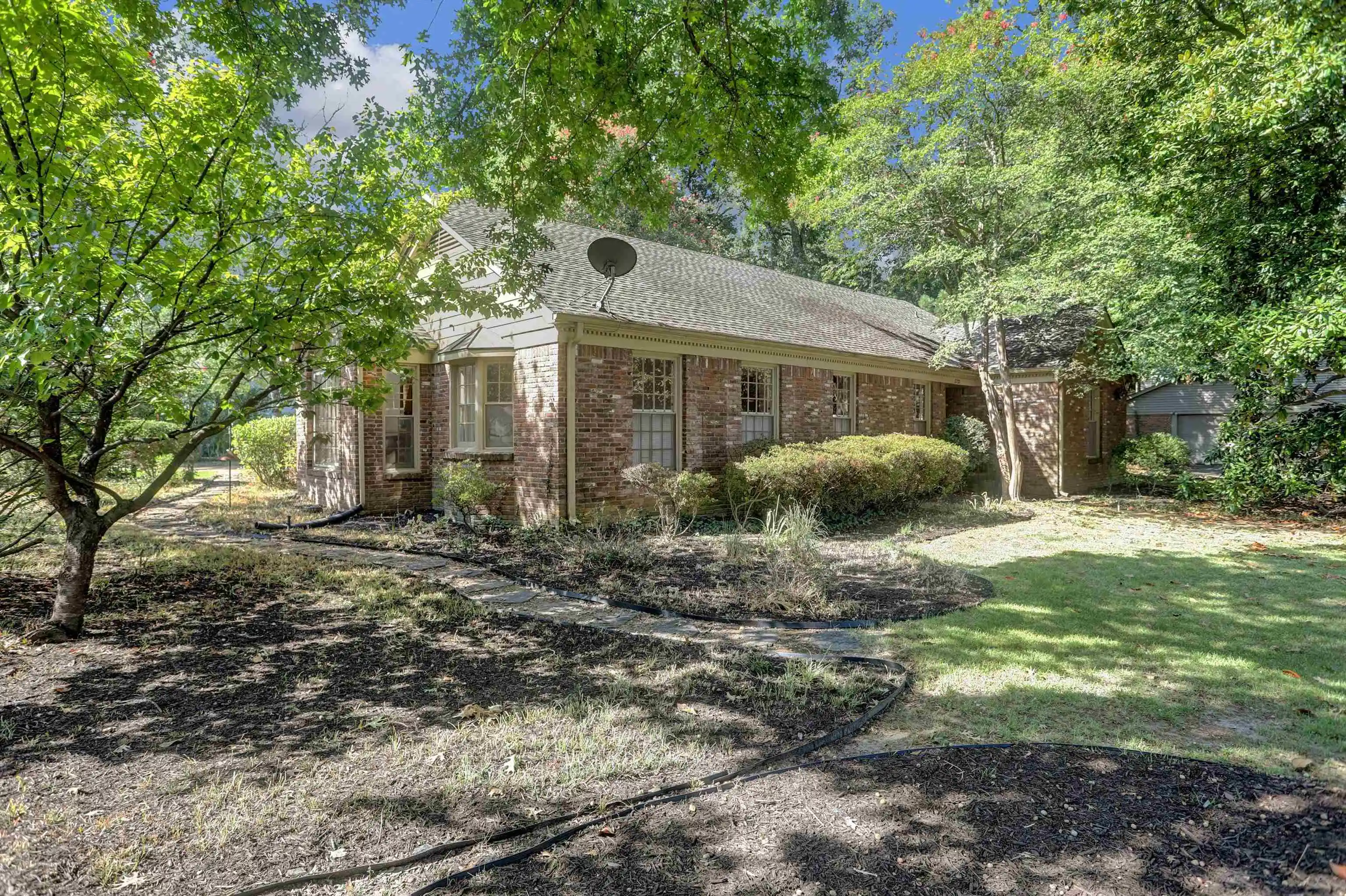 Photo 1 of Sale Pending at 5721 Woodbriar Cv, Memphis, TN 38120 | MLS# 10230665 | Listing updated on 2026-10-01