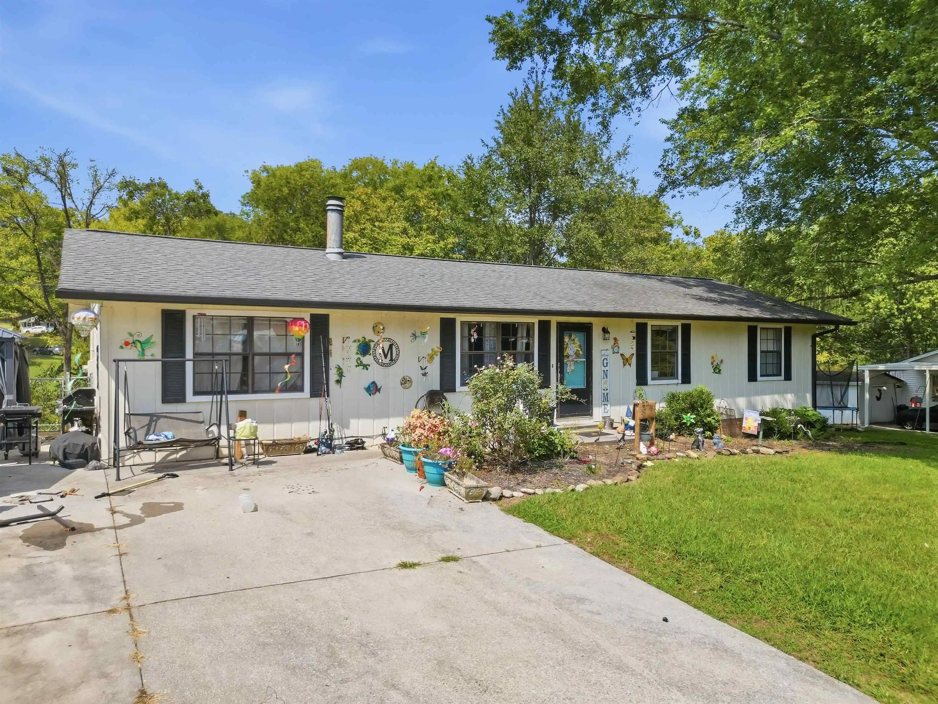 Photo 1 of Single family home for sale at 924 Michelle Dr, Friendsville, TN 37737 | MLS# 10230807 | Listing updated on 2026-10-08