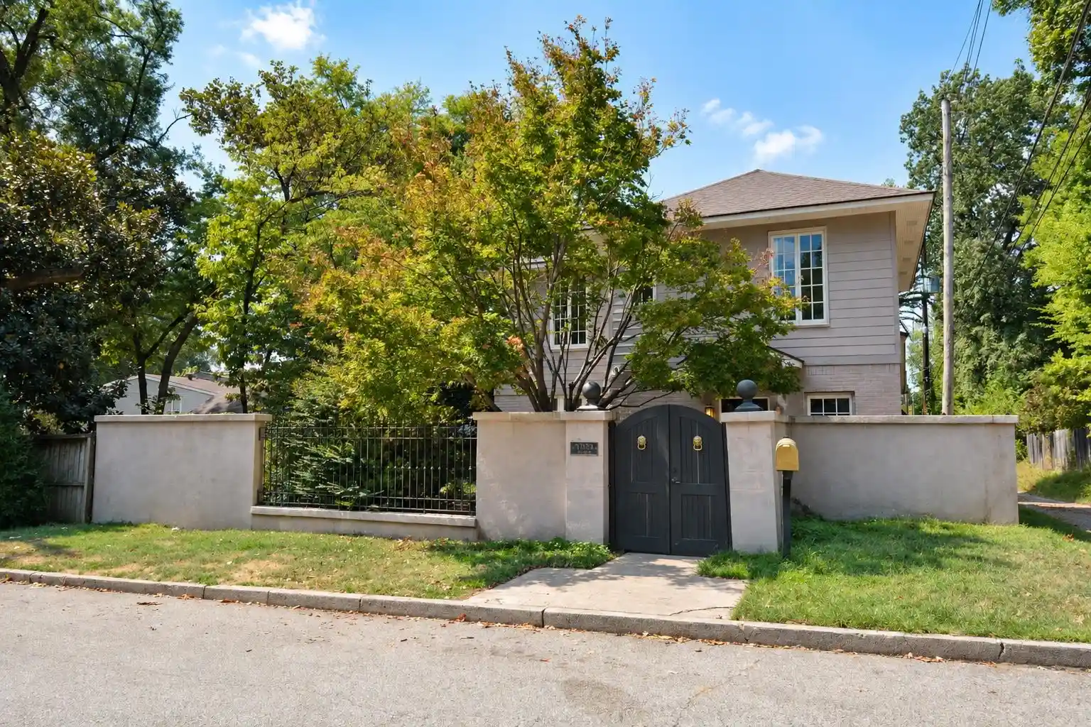 Photo 1 of Single family home for sale at 105 N Cox St, Memphis, TN 38104 | MLS# 10230810 | Listing updated on 2026-09-29