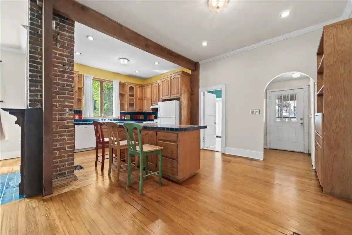 Photo 2 of Townhouse for sale at 31 S Cox St, Memphis, TN 38104 | MLS# 10230833 | Listing updated on 2026-09-23