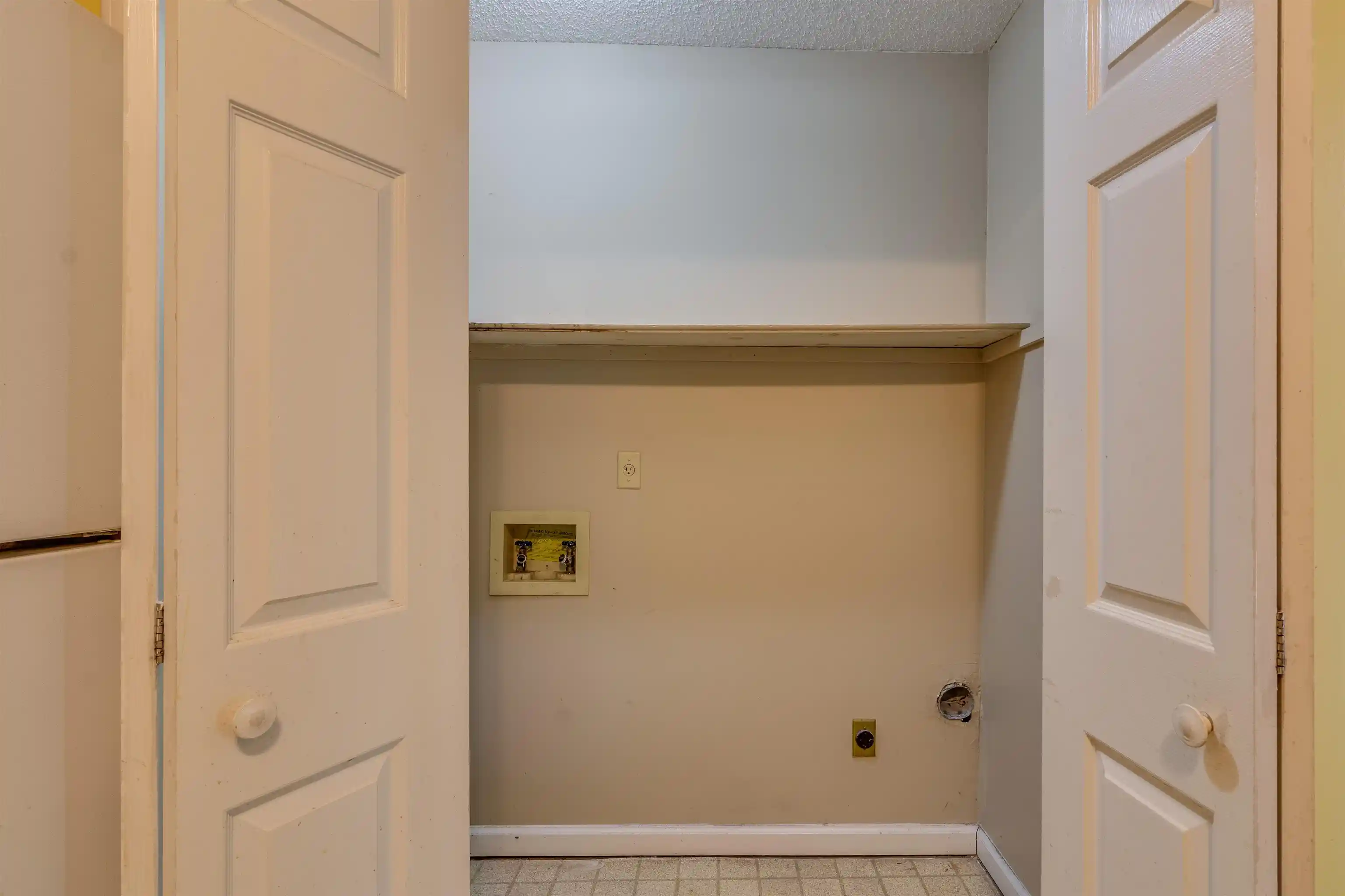 Photo 4 of Single family home for sale at 4204 Hickory Grv Dr, Memphis, TN 38141 | MLS# 10230959 | Listing updated on 2026-10-06