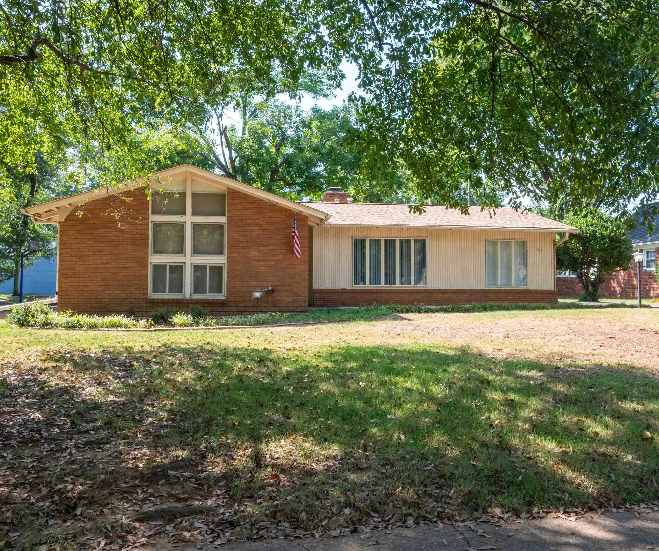 Photo 1 of Single family home for sale at 1601 W Crestwood Dr, Memphis, TN 38119 | MLS# 10231003 | Listing updated on 2026-10-05
