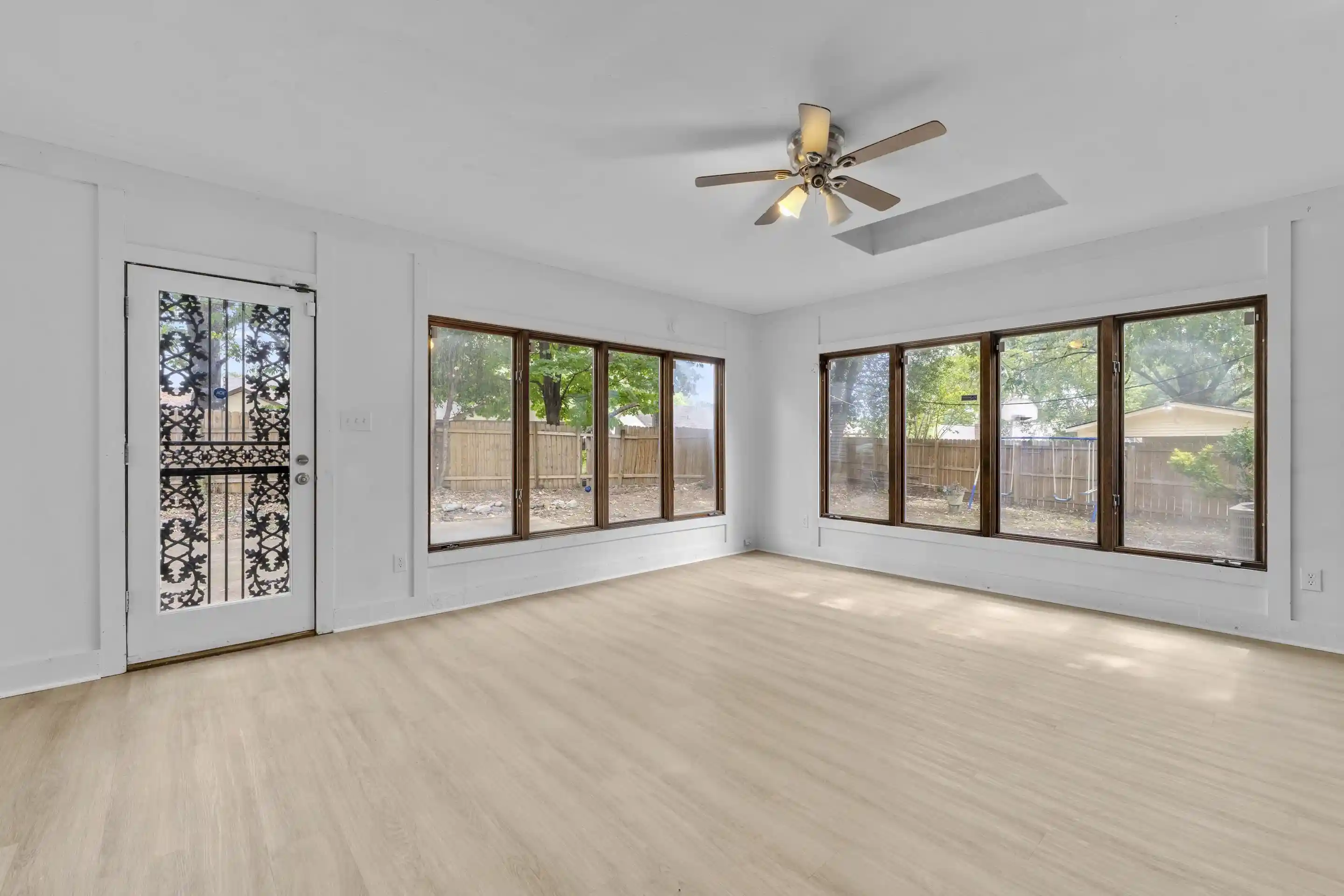 Photo 2 of Sale Pending at 4116 Kingscrest Cv, Memphis, TN 38115 | MLS# 10231026 | Listing updated on 2026-10-01