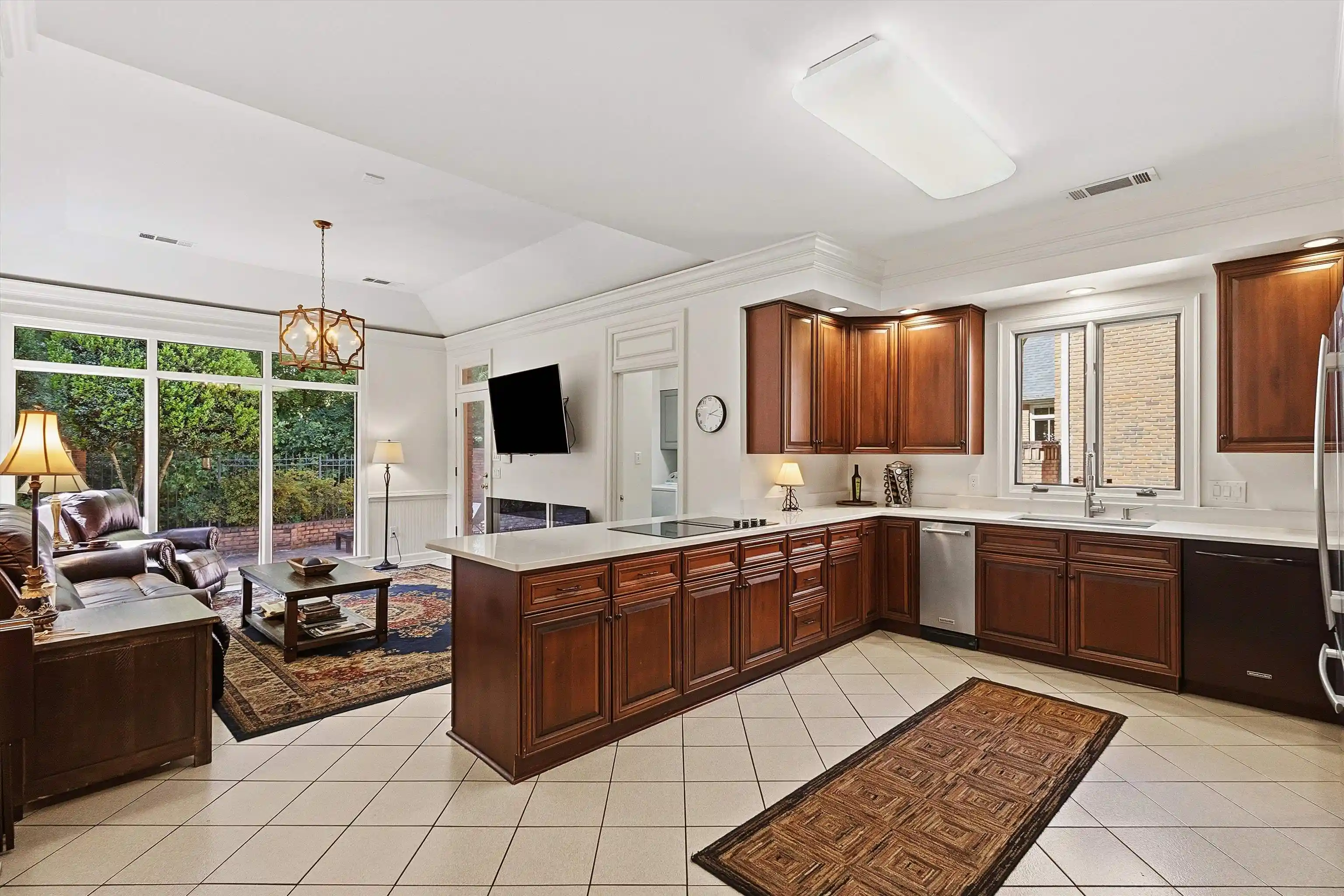 Photo 3 of Sale Pending at 931 W Riverwalk Dr, Memphis, TN 38120 | MLS# 10231117 | Listing updated on 2026-10-06