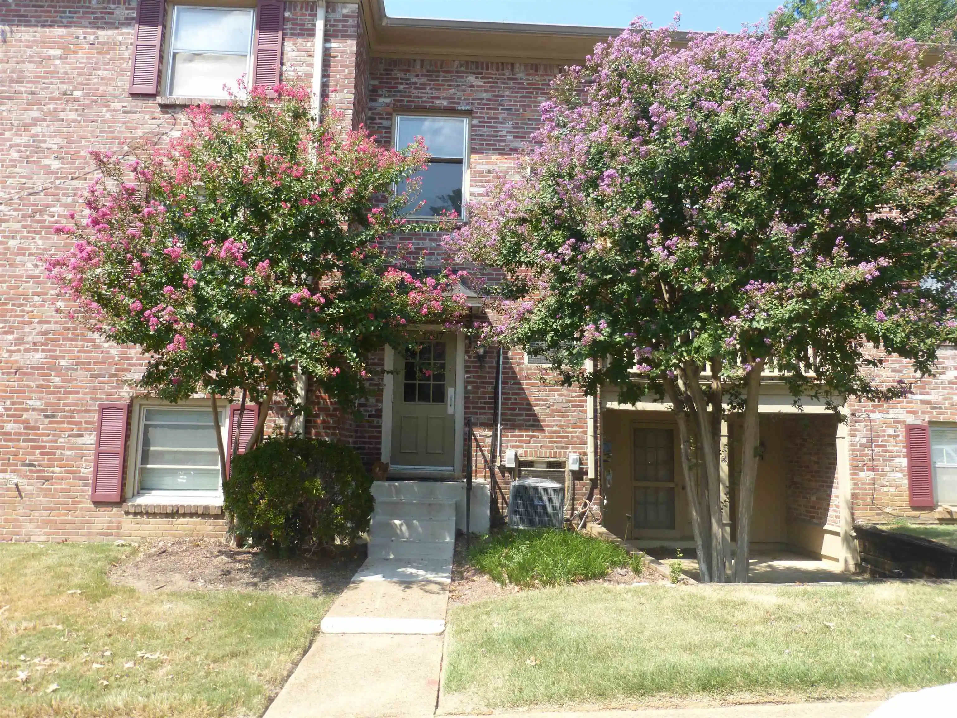 Listing Photo 1 - Condo for sale in 1207 Chamberlain Dr located at 1207 Chamberlain Dr, Memphis, TN 38119 - Unit #102