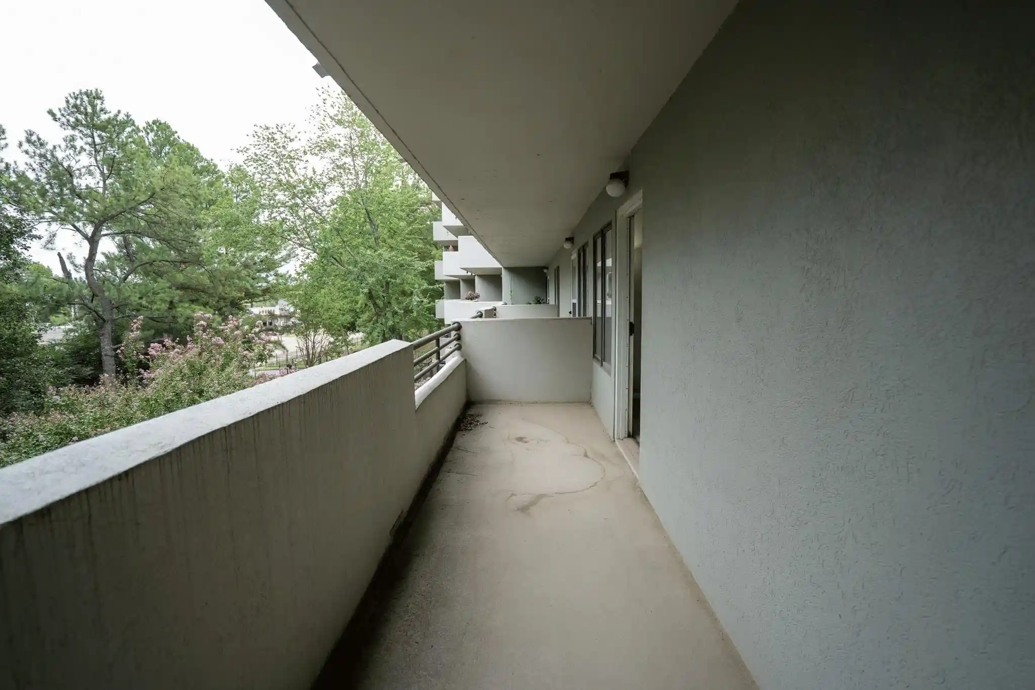 Photo 2 of Condo for sale at 3589 Covington Pike #221, Memphis, TN 38128 | MLS# 10231253 | Listing updated on 2026-09-28