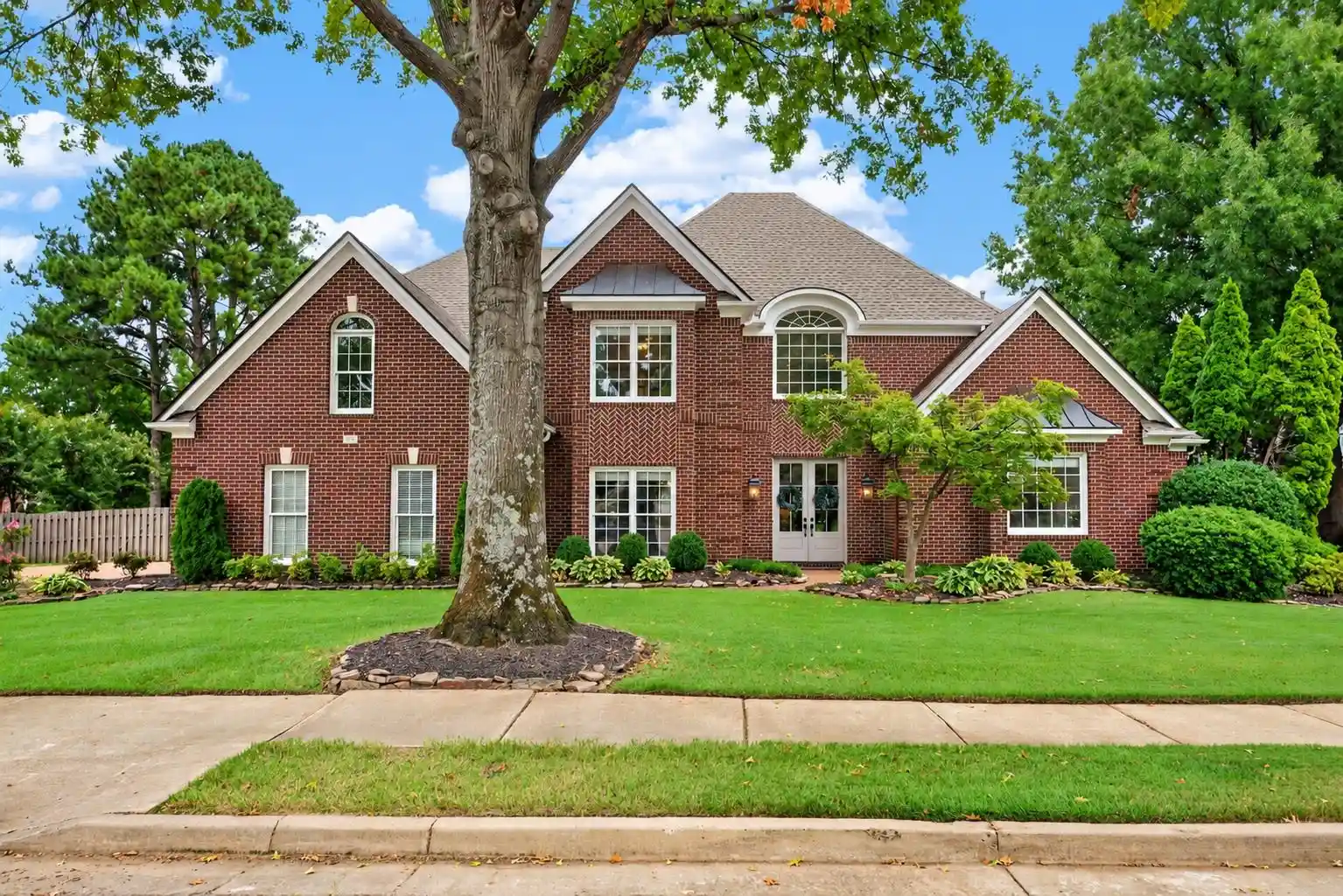 Photo 1 of Sale Pending at 1900 Lonhill Dr, Collierville, TN 38017 | MLS# 10231266 | Listing updated on 2026-10-01