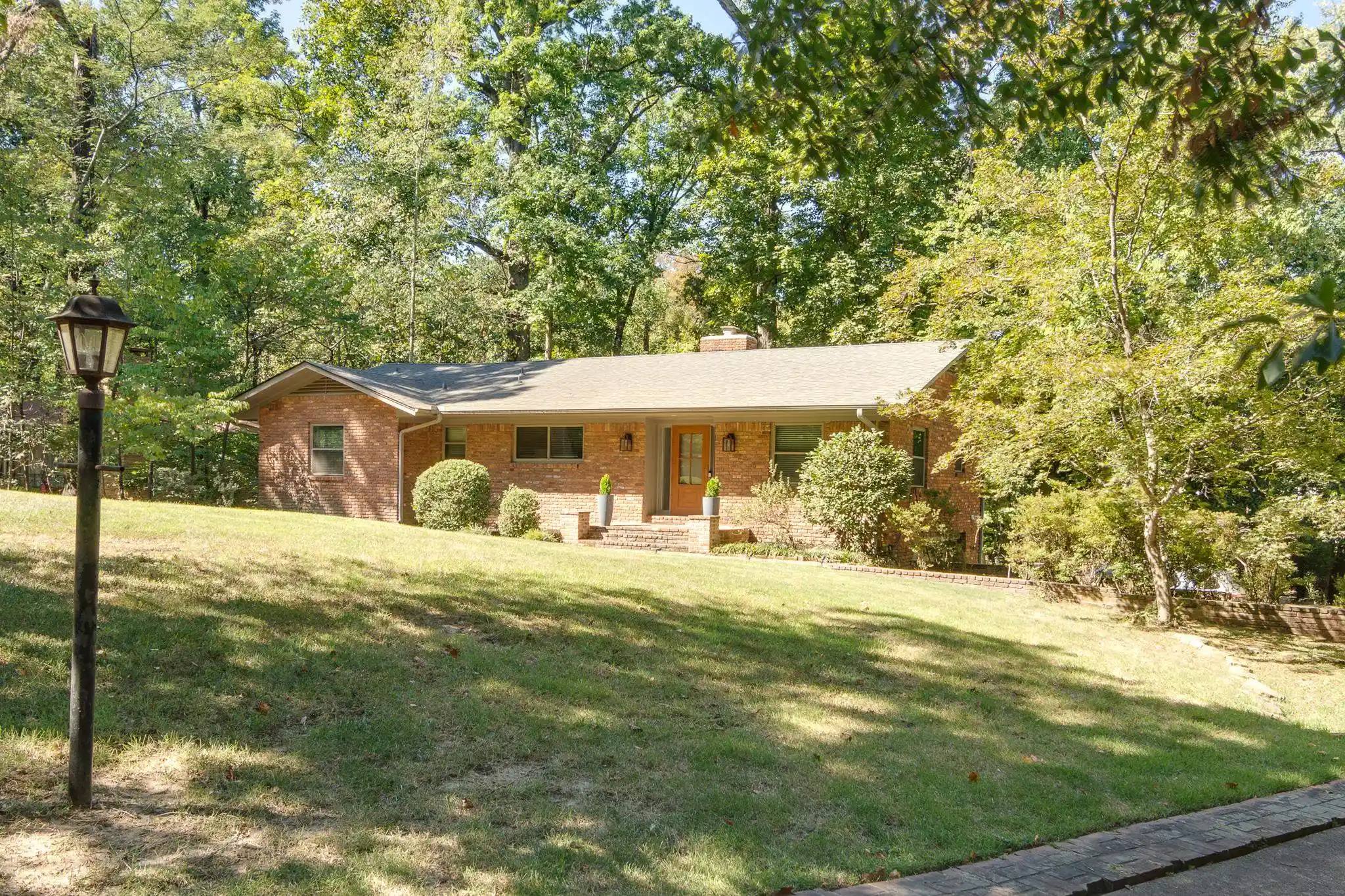 Photo 1 of Single family home for sale at 1423 W Crestwood Dr, Memphis, TN 38119 | MLS# 10231353 | Listing updated on 2026-09-29