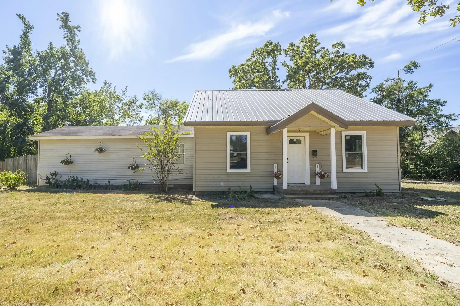 Photo 1 of Single family home for sale at 255 Oak St, Savannah, TN 38372 | MLS# 10231449 | Listing updated on 2026-09-30