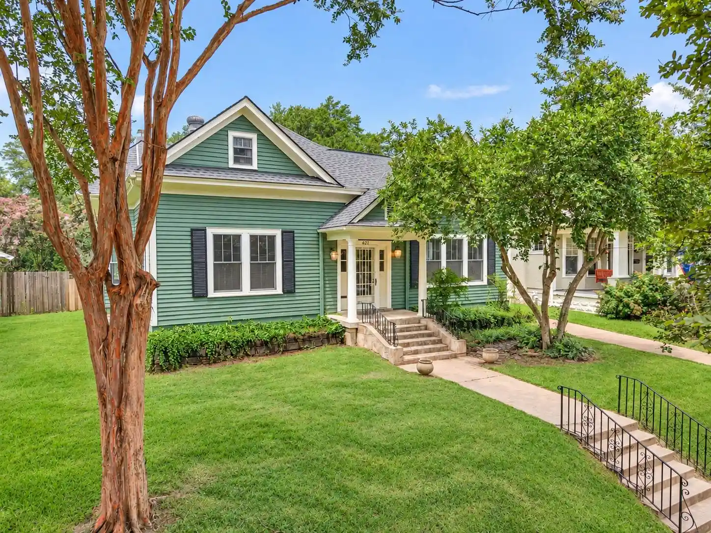 Photo 1 of Single family home for sale at 671 S Barksdale St, Memphis, TN 38104 | MLS# 10231591 | Listing updated on 2026-10-02