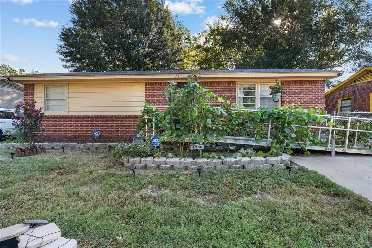 Photo 1 of Single family home for sale at 1250 S White Sta Rd, Memphis, TN 38117 | MLS# 10231605 | Listing updated on 2026-10-03