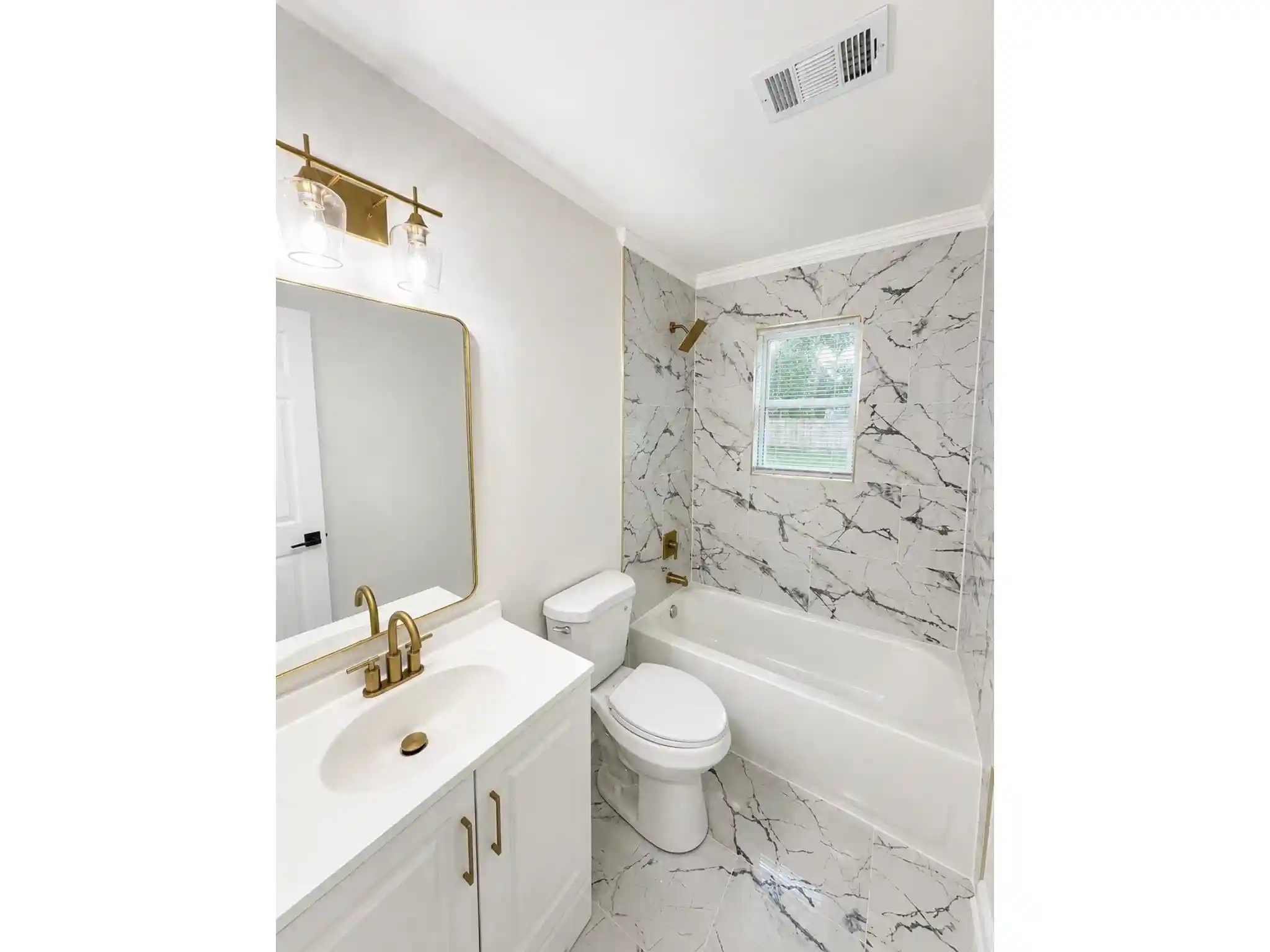 Photo 3 of Single family home for sale at 5715 Bartlett Woods Dr, Bartlett, TN 38134 | MLS# 10231667 | Listing updated on 2026-10-02