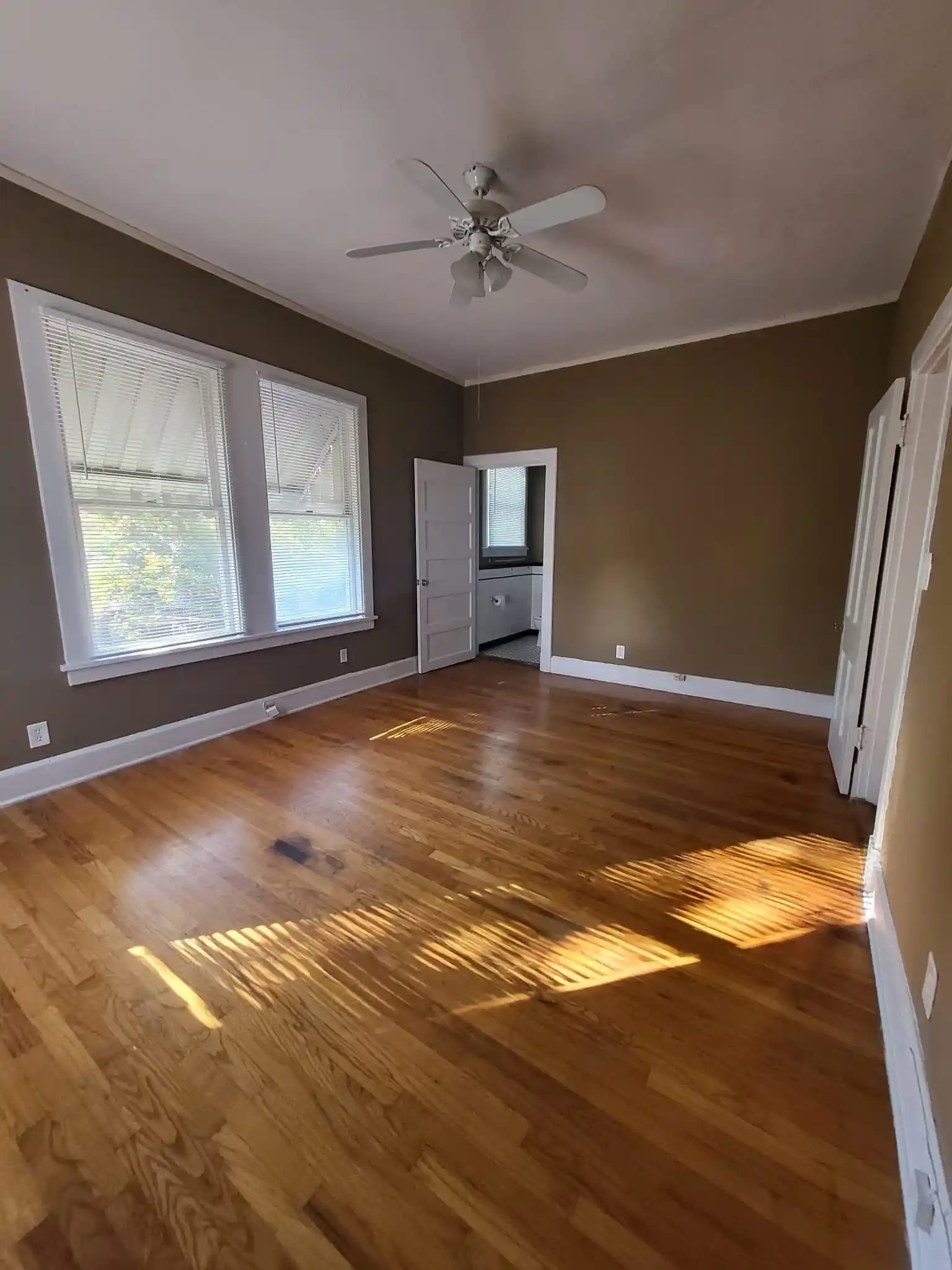 Photo 1 of House for sale at 41 S Mclean Blvd, Memphis, TN 38104 | MLS# 10231728 | Listing updated on 2026-10-29