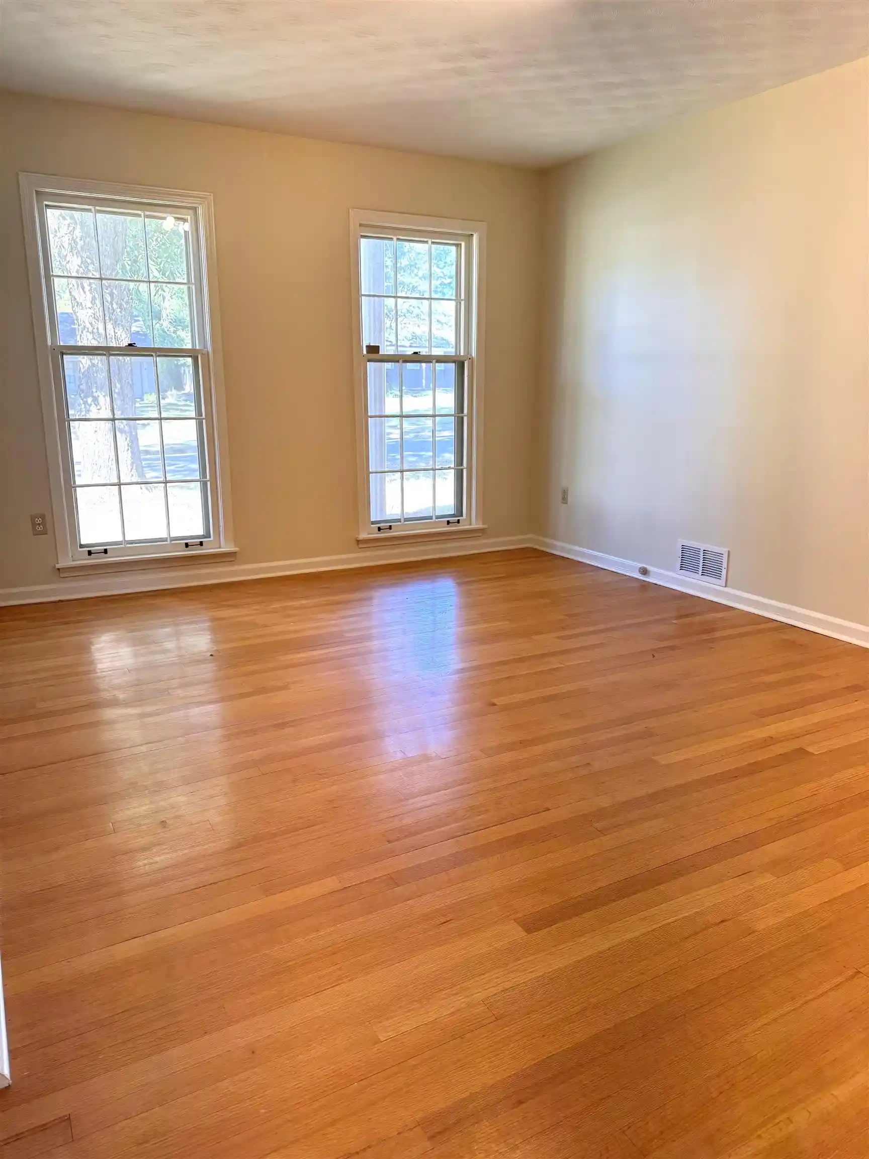 Photo 4 of Single family home for sale at 2318 Lovitt Dr, Memphis, TN 38119 | MLS# 10231967 | Listing updated on 2026-10-08