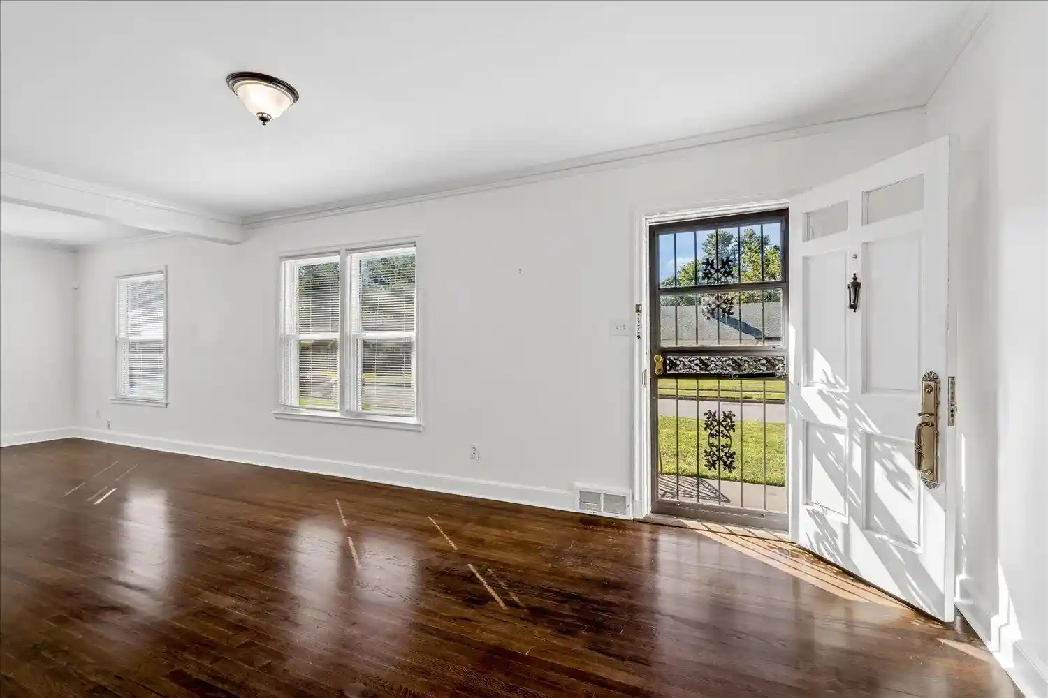 Photo 1 of Single family home for sale at 3576 Charleswood Ave, Memphis, TN 38122 | MLS# 10232057 | Listing updated on 2026-10-09