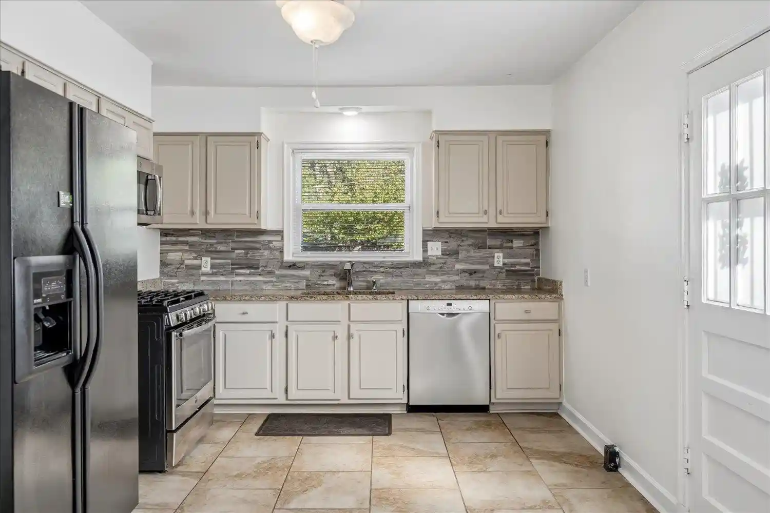 Photo 1 of Single family home for sale at 3576 Charleswood Ave, Memphis, TN 38122 | MLS# 10232057 | Listing updated on 2026-10-09