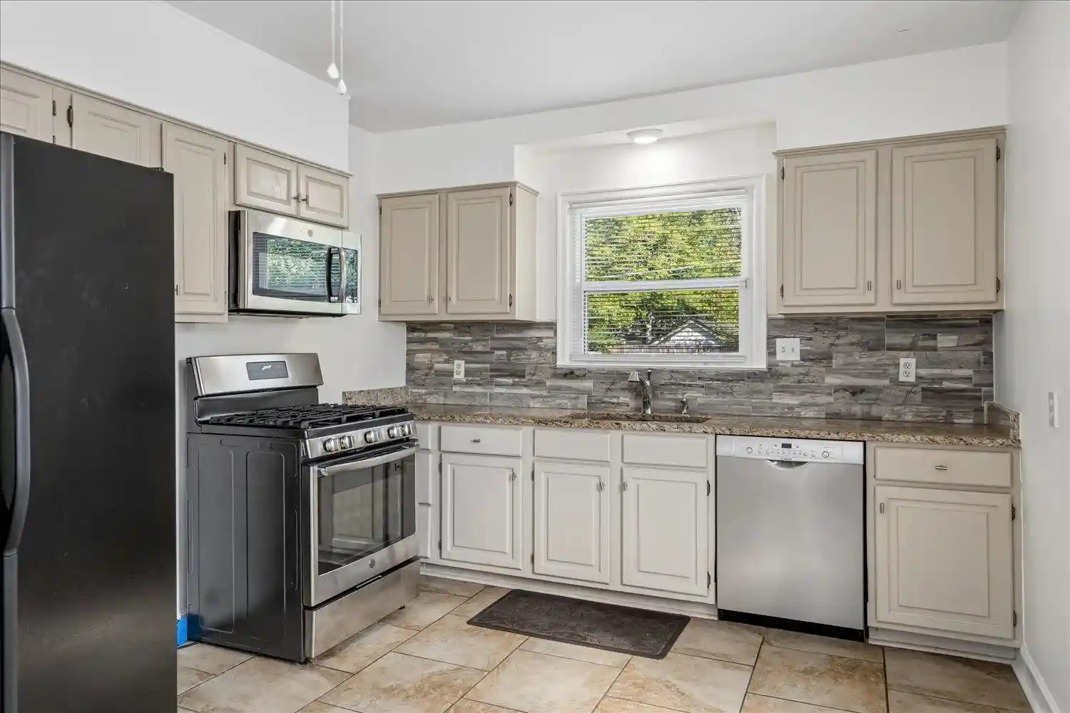 Photo 2 of Single family home for sale at 3576 Charleswood Ave, Memphis, TN 38122 | MLS# 10232057 | Listing updated on 2026-10-09