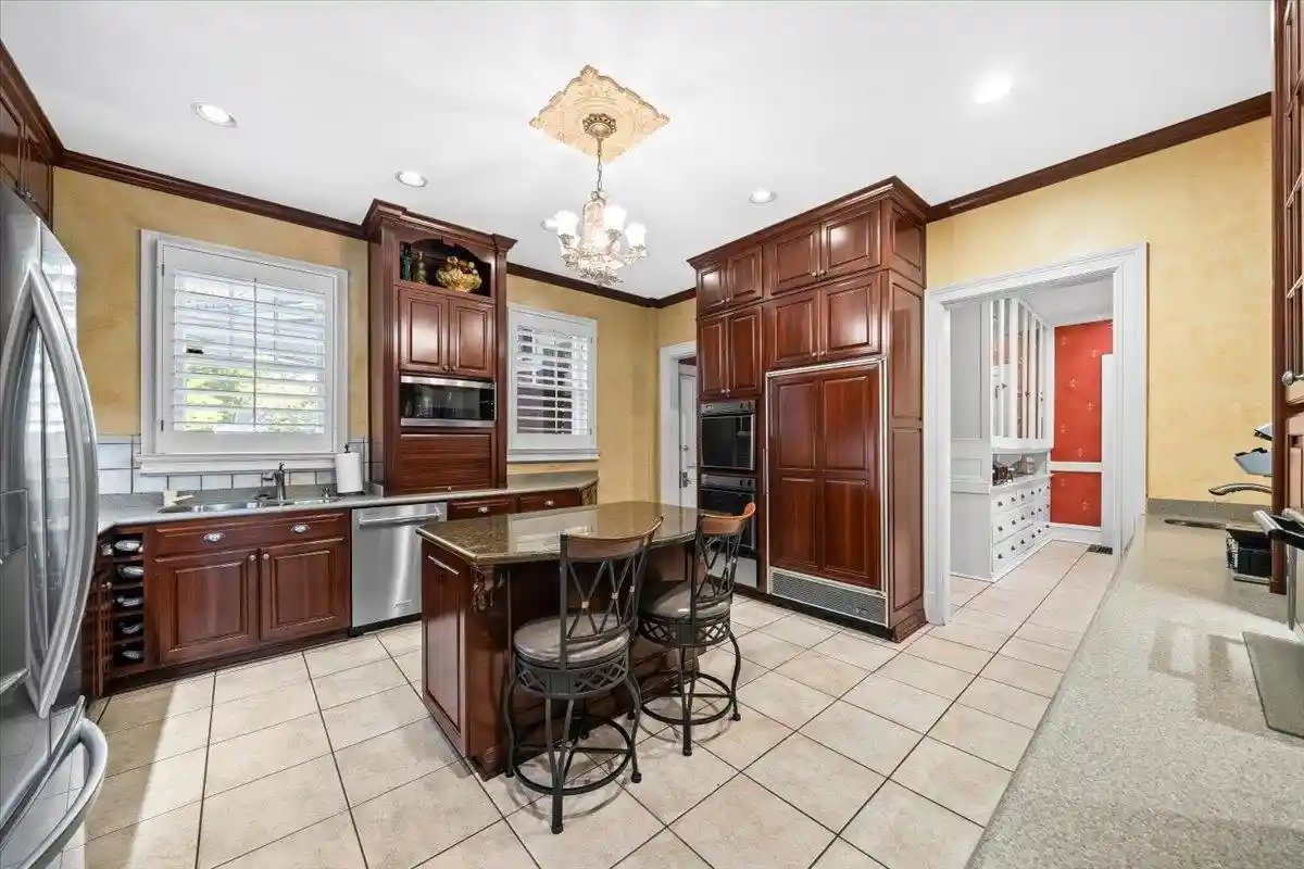 Photo 4 of Single family home for sale at 1520 Central Ave, Memphis, TN 38104 | MLS# 10232073 | Listing updated on 2026-10-09