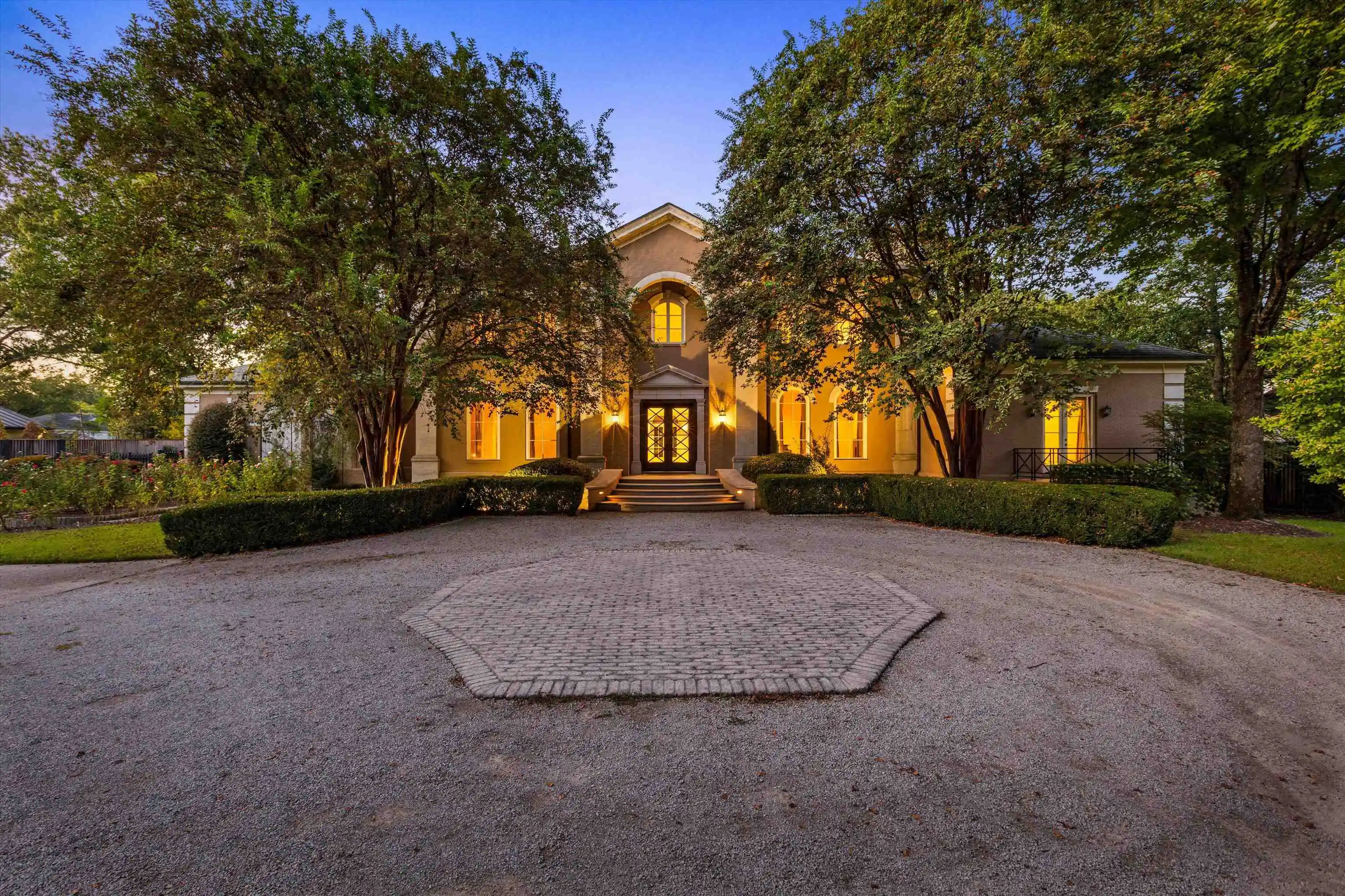 Photo 1 of Mansion for sale at 4130 Gwynne Rd, Memphis, TN 38117 | MLS# 10232177 | Listing updated on 2026-10-12
