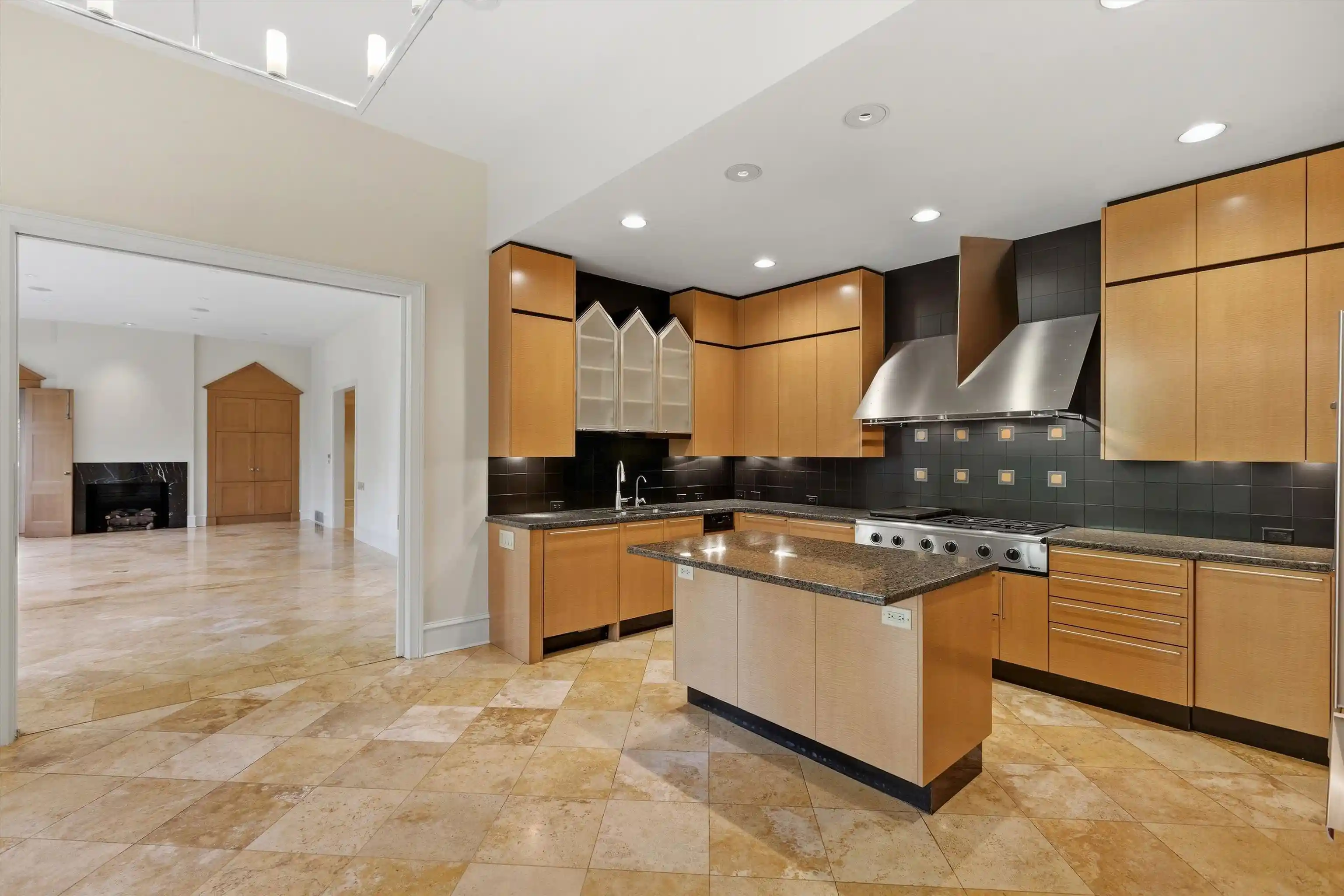 Photo 3 of Mansion for sale at 4130 Gwynne Rd, Memphis, TN 38117 | MLS# 10232177 | Listing updated on 2026-10-12