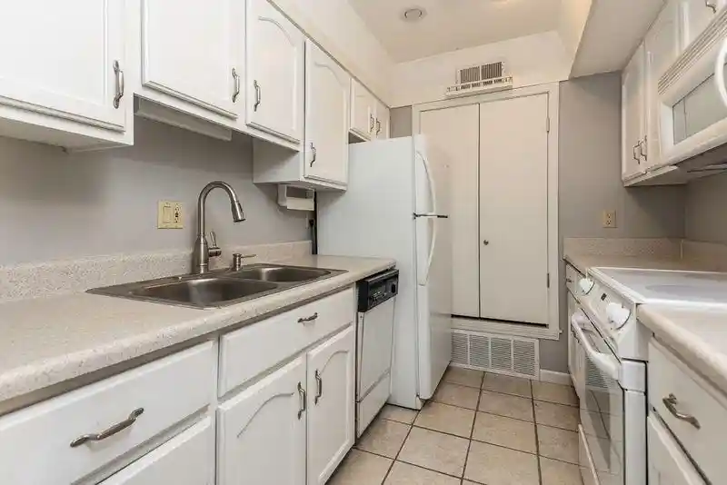 Listing Photo 3 - Condo for sale in building located at 1207 Middle Ct, Memphis, TN 38119 - Unit #302M