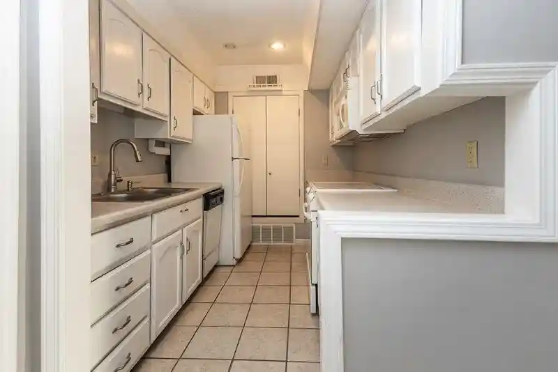 Listing Photo 4 - Condo for sale in building located at 1207 Middle Ct, Memphis, TN 38119 - Unit #302M