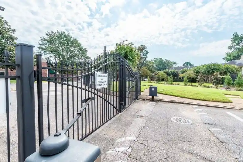 Listing Photo 5 - Condo for sale in building located at 1207 Middle Ct, Memphis, TN 38119 - Unit #302M