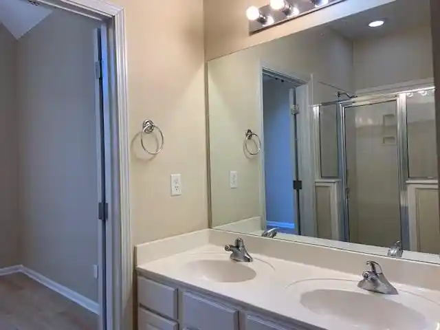 Photo 2 of Single family home for sale at 1353 Is Shore Dr, Memphis, TN 38103 | MLS# 10232516 | Listing updated on 2026-10-29