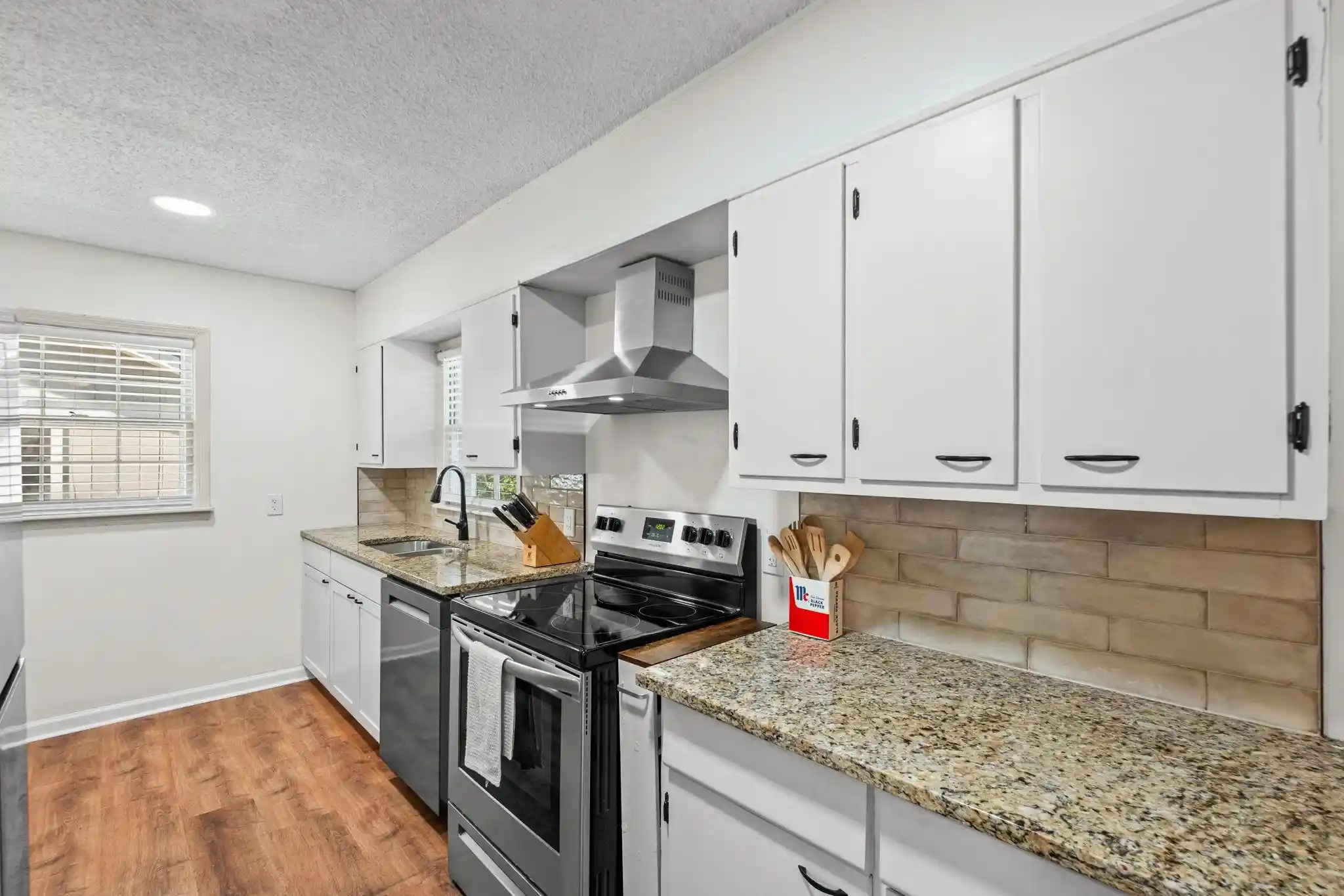 Photo 3 of Sale Pending at 5240 Edenshire Ave, Memphis, TN 38117 | MLS# 10232543 | Listing updated on 2026-10-21