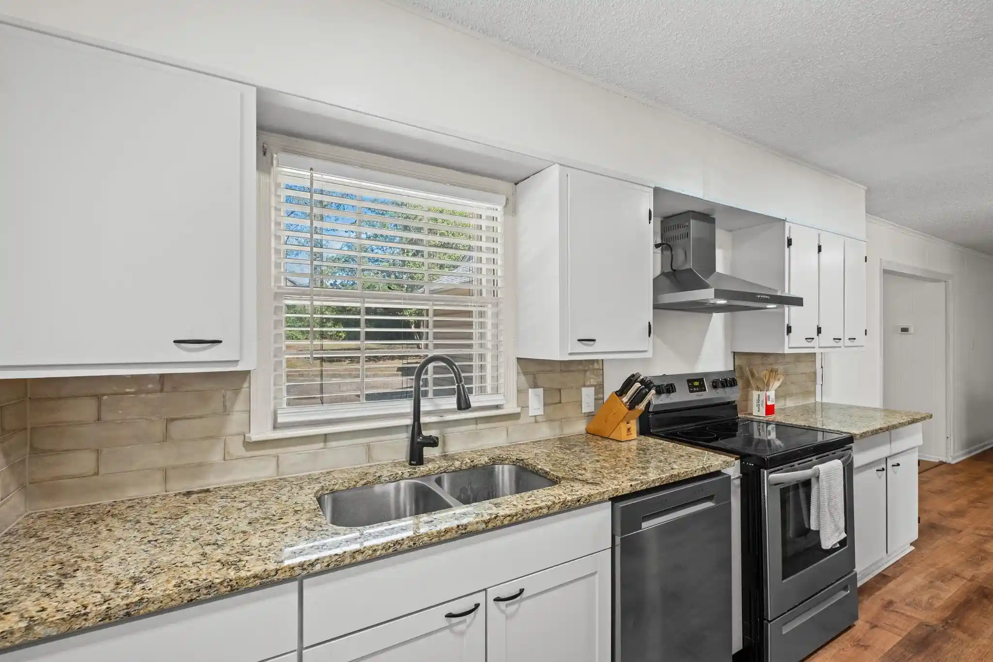 Photo 4 of Sale Pending at 5240 Edenshire Ave, Memphis, TN 38117 | MLS# 10232543 | Listing updated on 2026-10-21