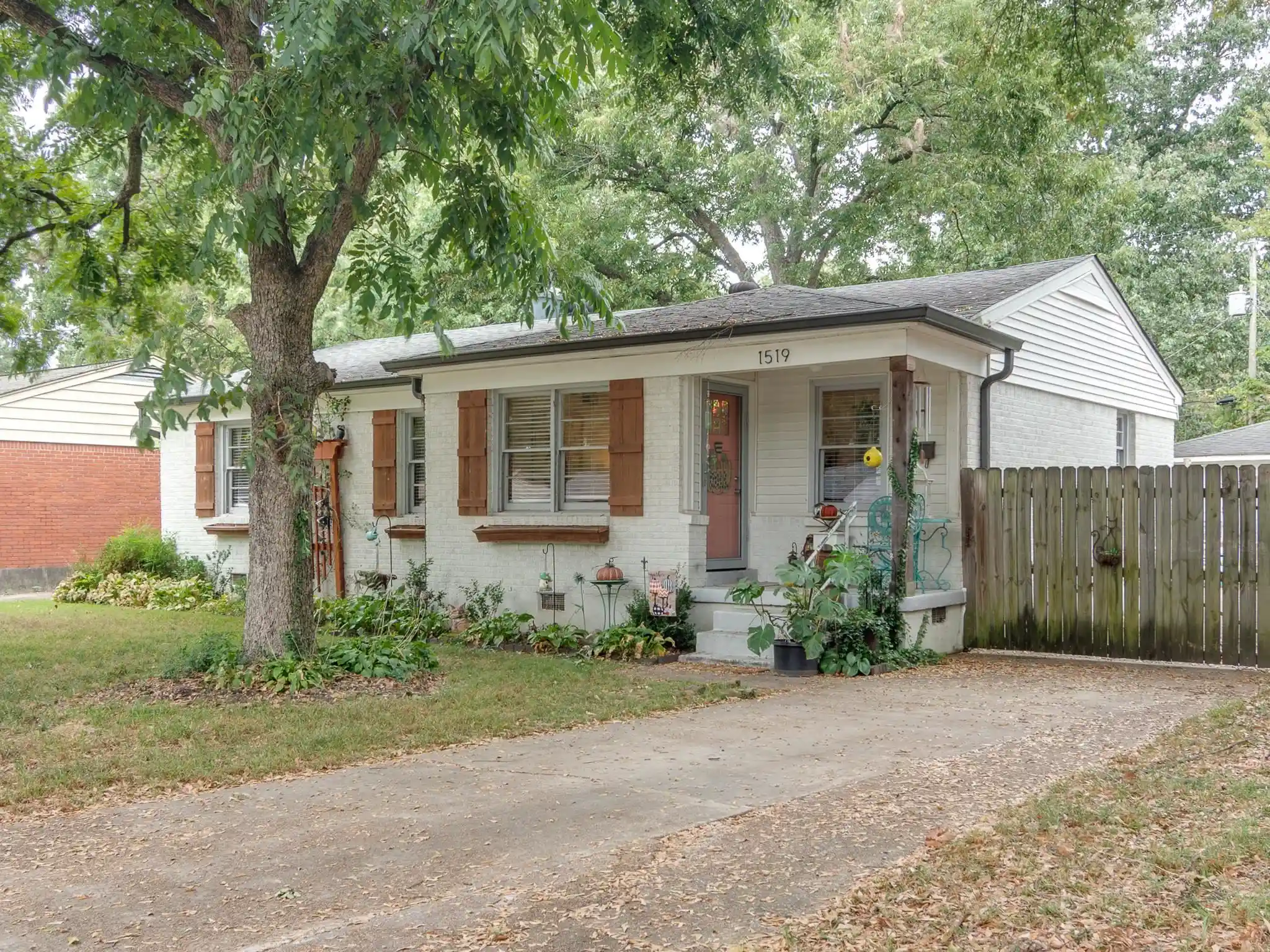 Photo 1 of Single family home for sale at 1519 Ivy Rd, Memphis, TN 38117 | MLS# 10232579 | Listing updated on 2026-10-16