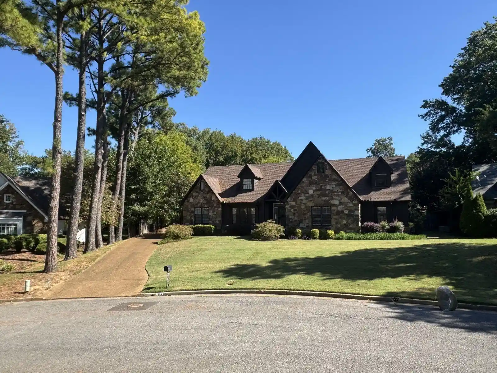 Photo 1 of Single family home for sale at 5594 Kings Pt, Memphis, TN 38120 | MLS# 10232615 | Listing updated on 2026-10-22