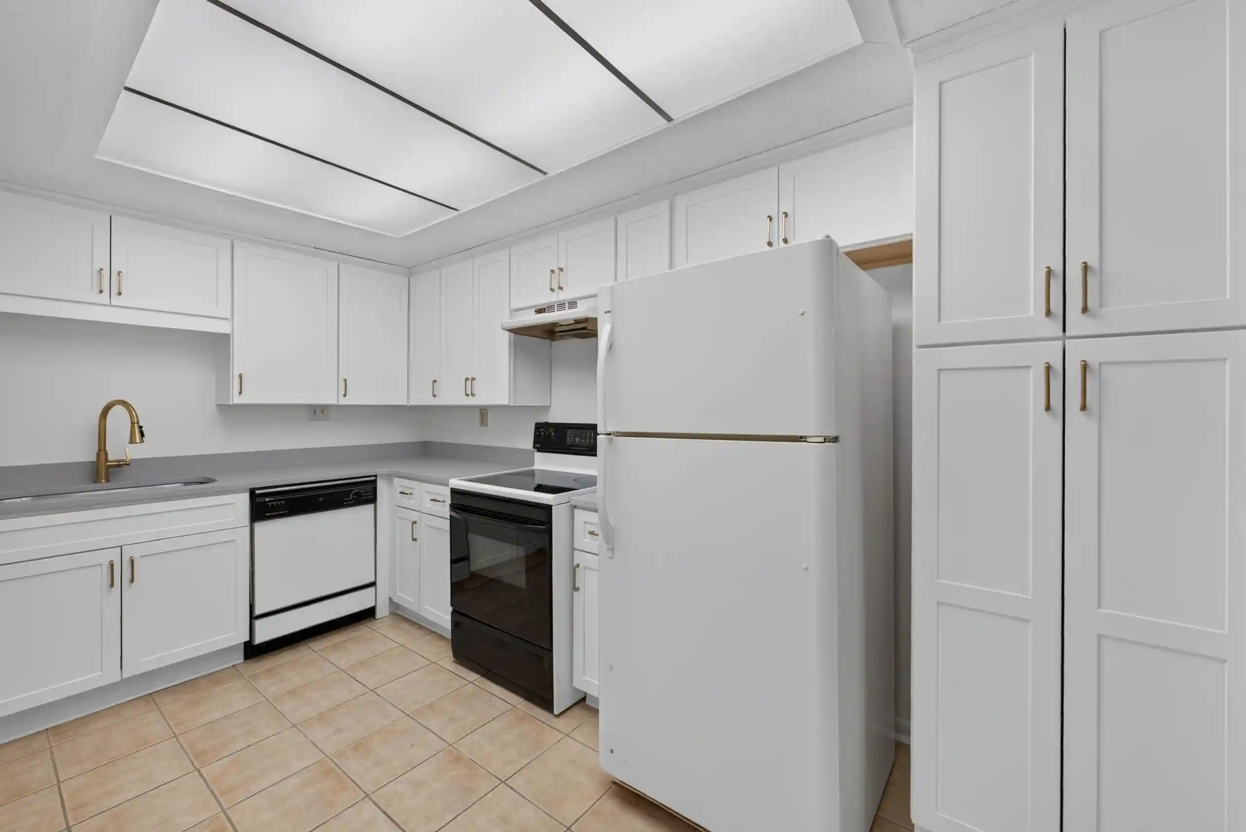 Listing Photo 1 - Condo for sale in building located at 843 Thistledown Dr, Memphis, TN 38117 - Unit #1