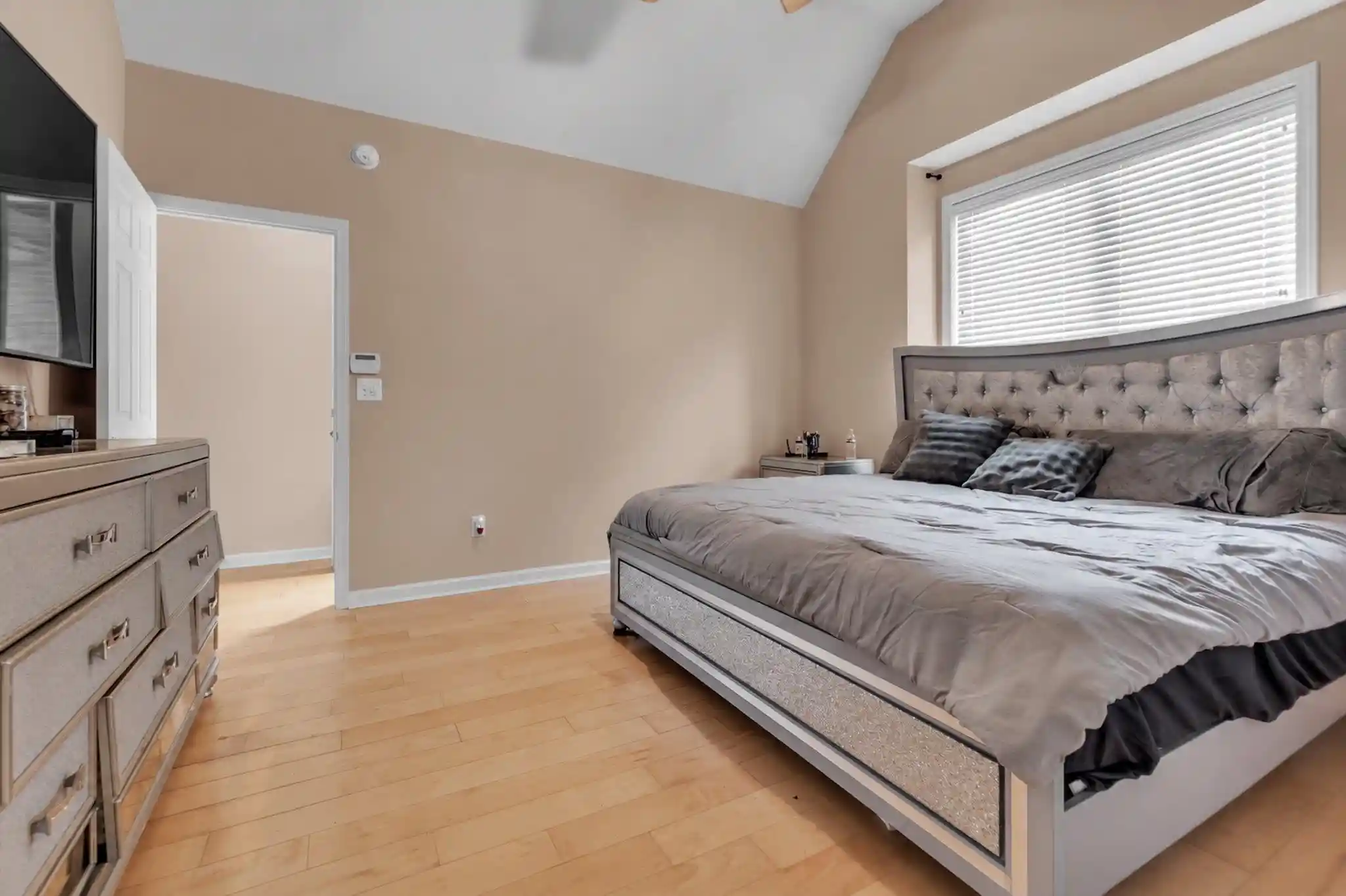 Photo 4 of Single family home for sale at 1458 Is Town Cv, Memphis, TN 38103 | MLS# 10232675 | Listing updated on 2026-10-25