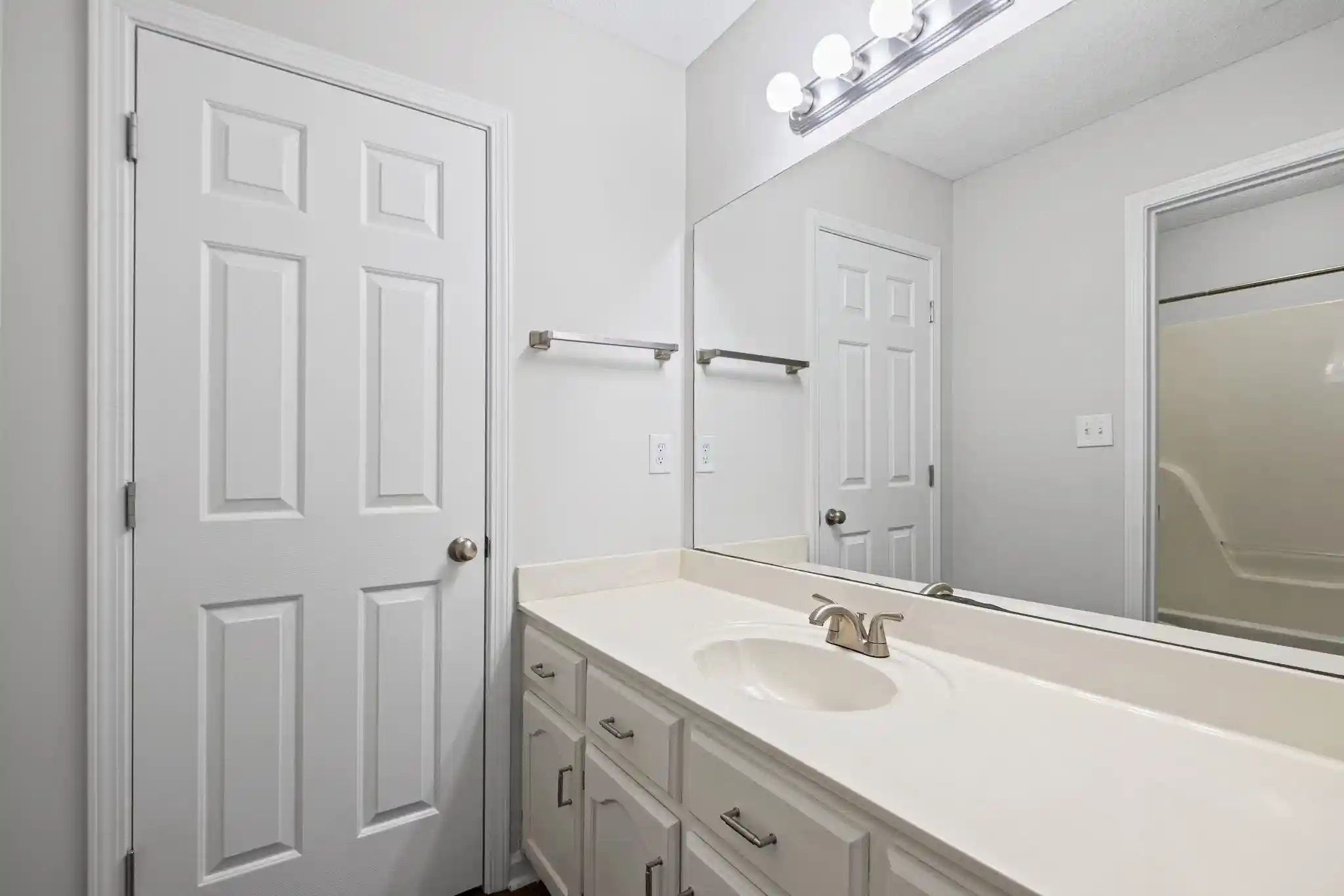 Photo 3 of Townhouse for sale at 5836 Ashridge Pl, Memphis, TN 38141 | MLS# 10232831 | Listing updated on 2026-10-29