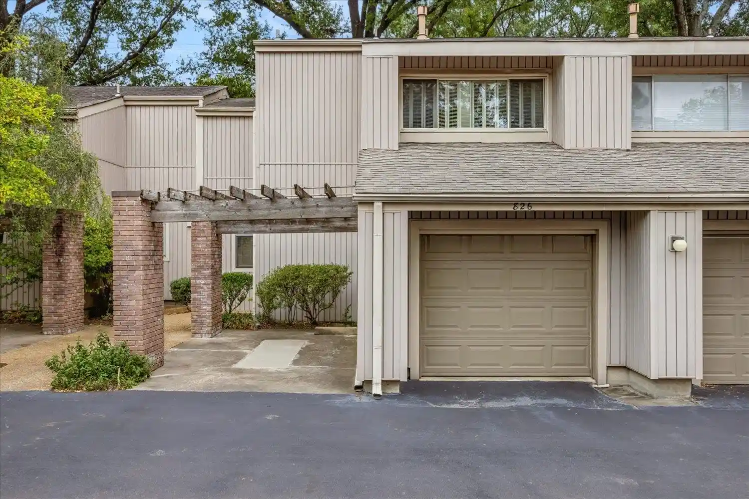 Townhouse for sale at 826 Thistledown Dr, Memphis, TN 38117 | MLS# 10232869
