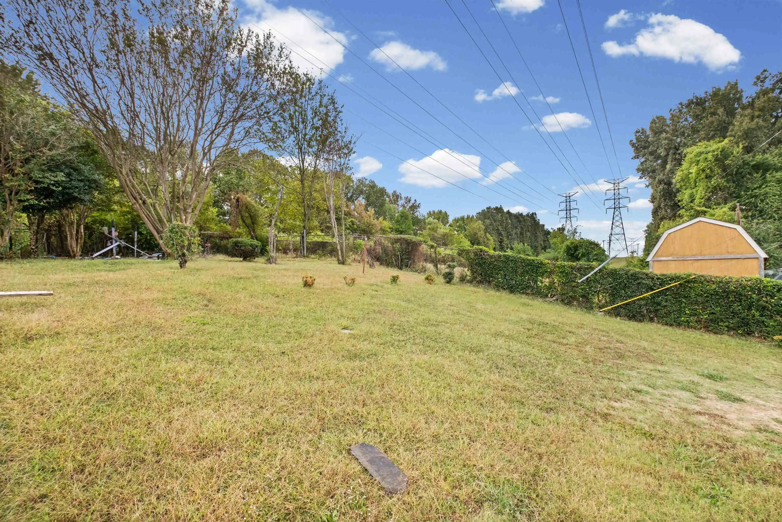 Photo 4 of Single family home for sale at 1860 Meadowhill St, Memphis, TN 38106 | MLS# 10232874 | Listing updated on 2026-10-21