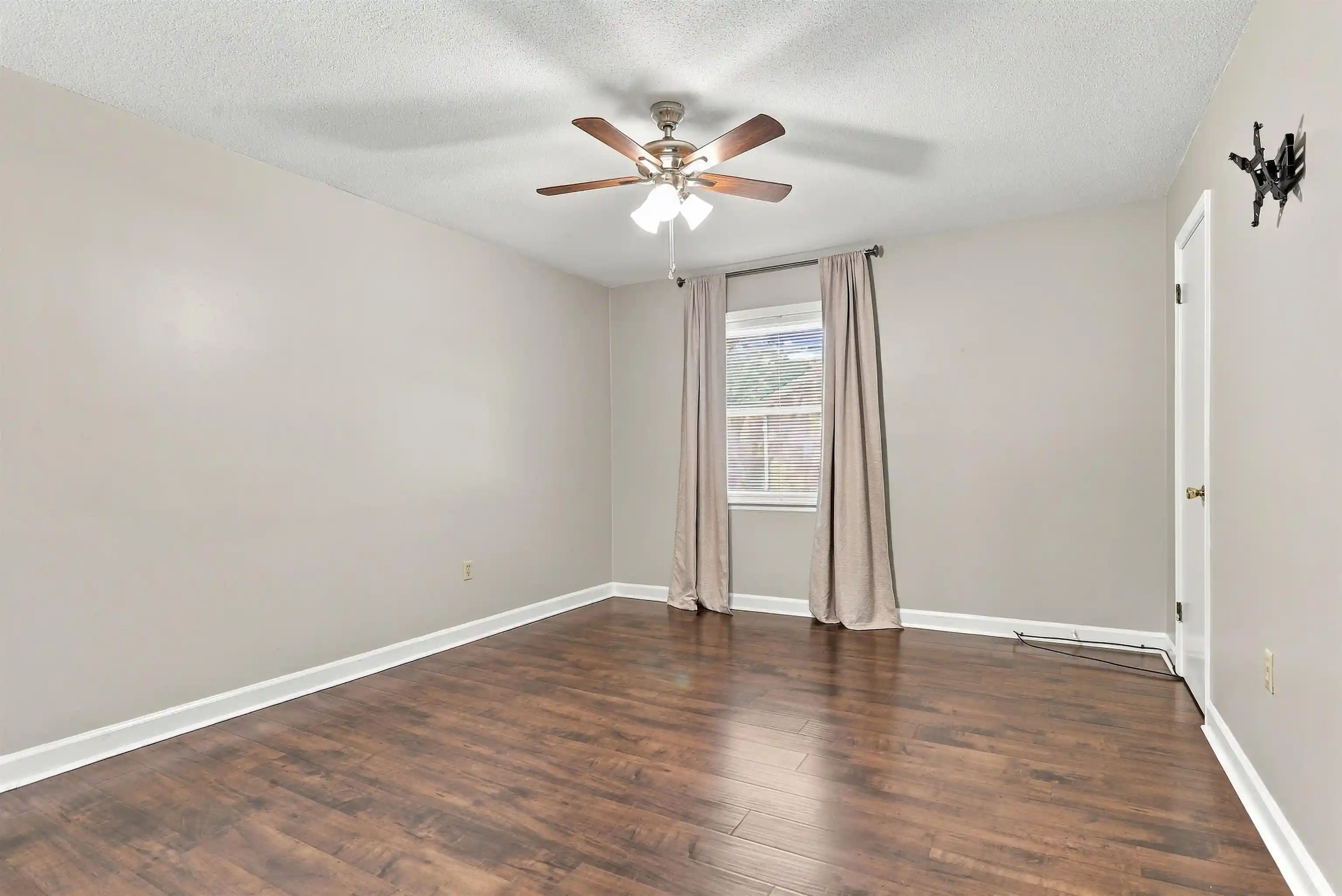 Listing Photo 2 - Condo for sale in building located at 5730 Quince Rd, Memphis, TN 38119 - Unit #6