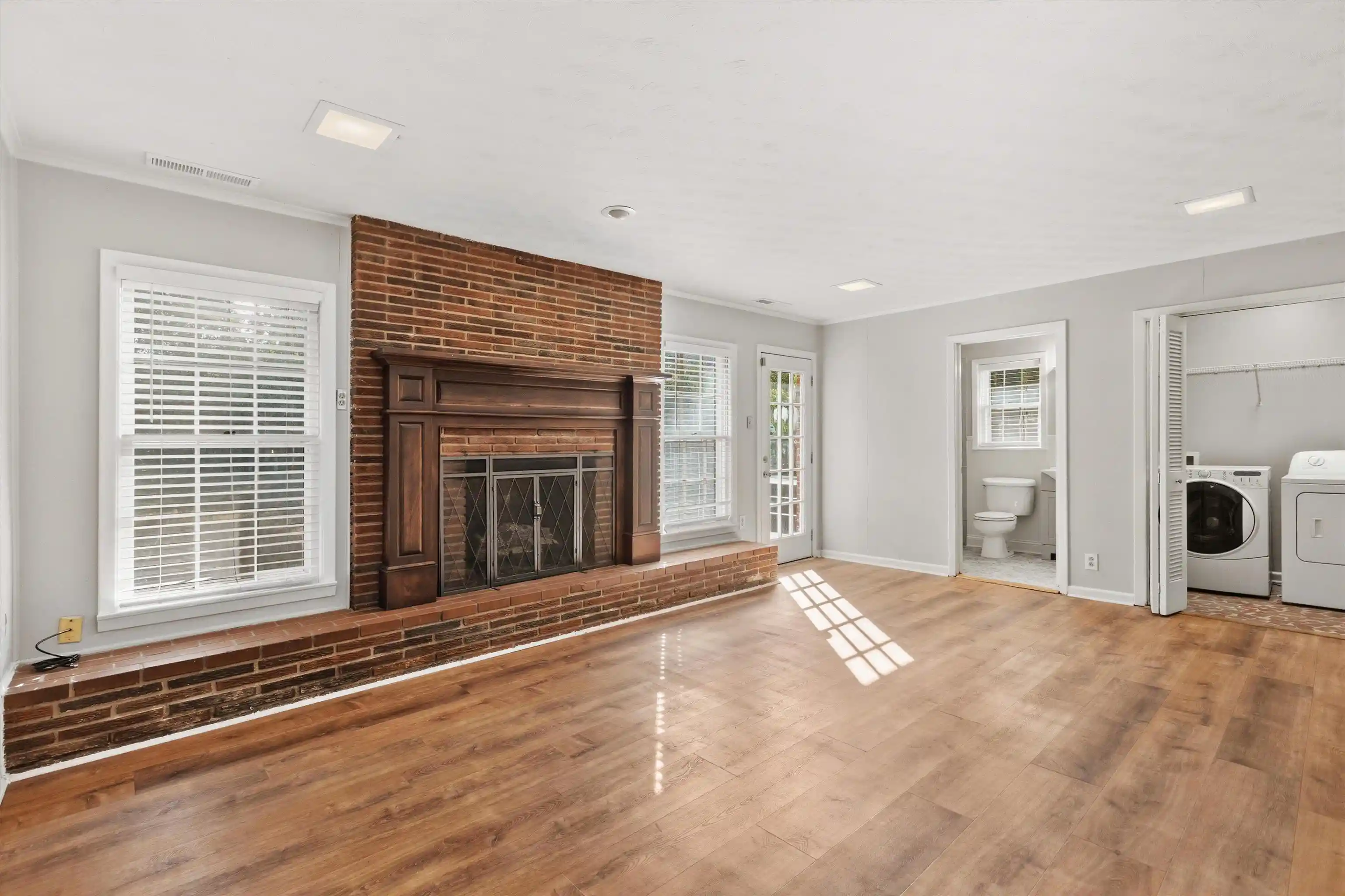 Photo 3 of Single family home for sale at 5047 Welchshire Ave, Memphis, TN 38117 | MLS# 10233015 | Listing updated on 2026-10-27