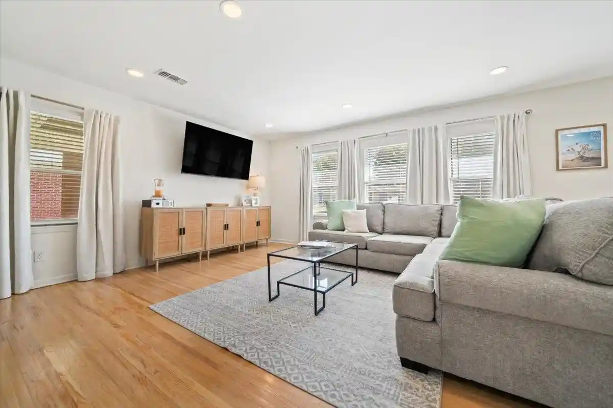 Photo 1 of Single family home for sale at 1326 Walton Dr, Memphis, TN 38117 | MLS# 10233032 | Listing updated on 2026-10-27