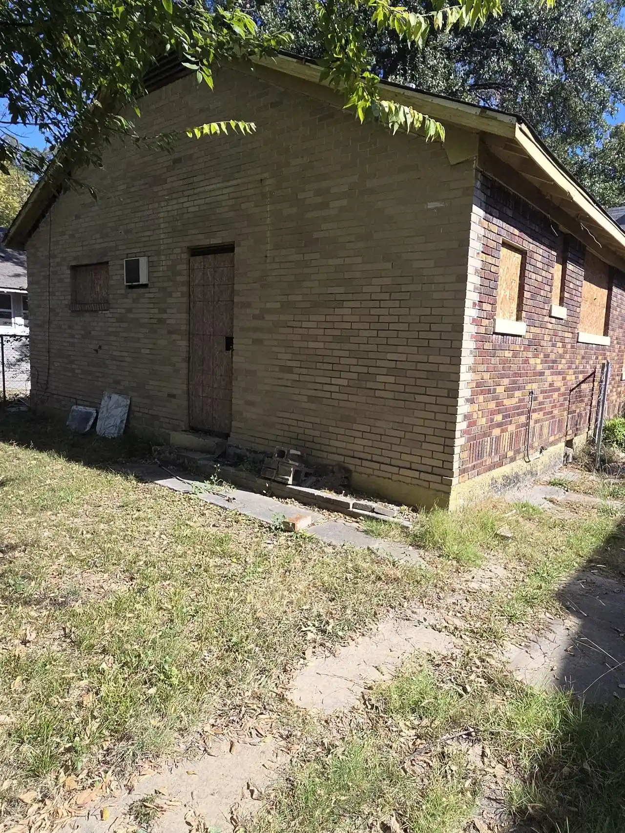 Photo 2 of Sale Pending at 915 Evergreen St, Memphis, TN 38107 | MLS# 10233172 | Listing updated on 2026-10-31