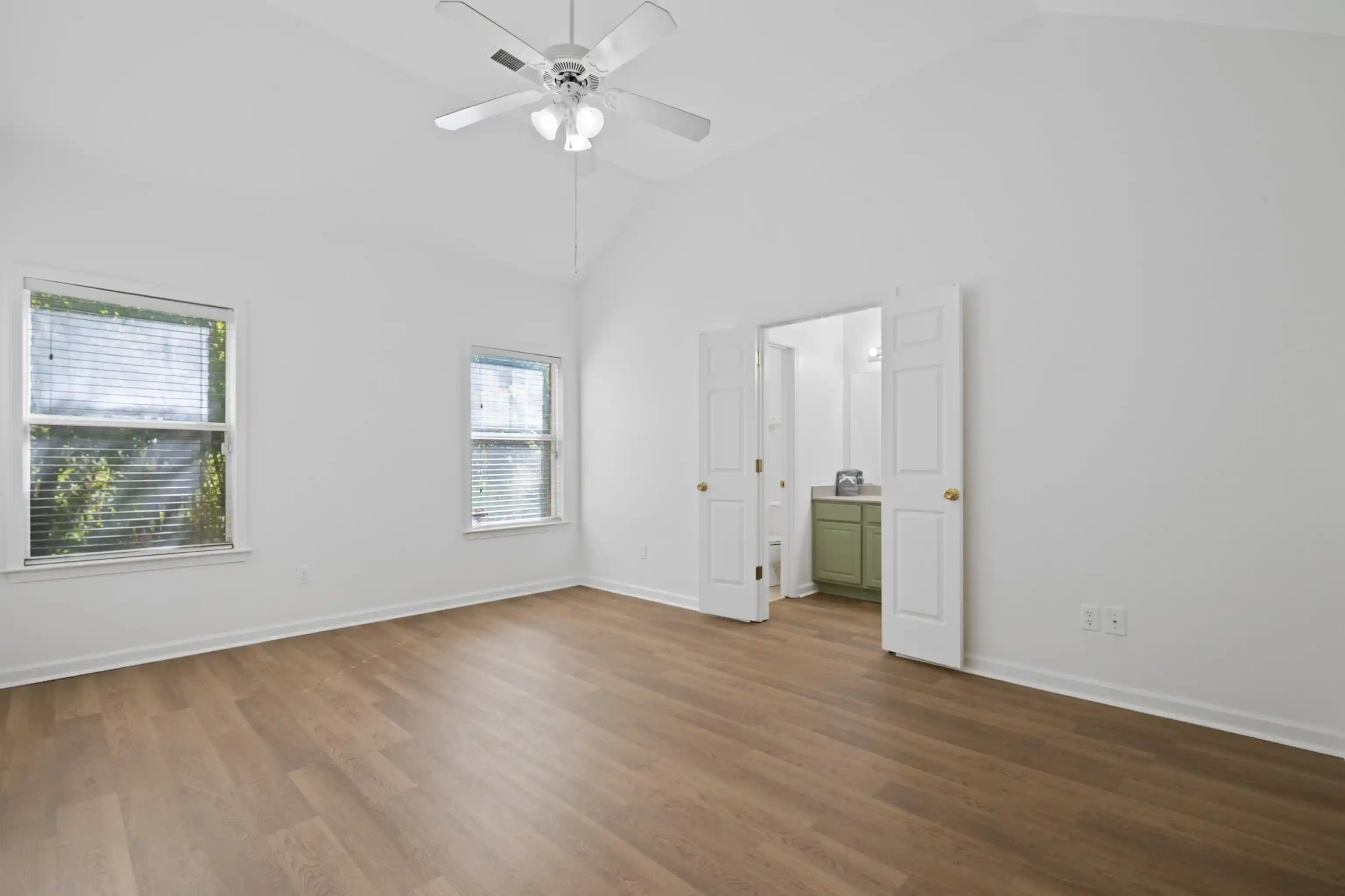 Photo 3 of Single family home for sale at 1040 River Isle Cv, Memphis, TN 38103 | MLS# 10233382 | Listing updated on 2026-10-29