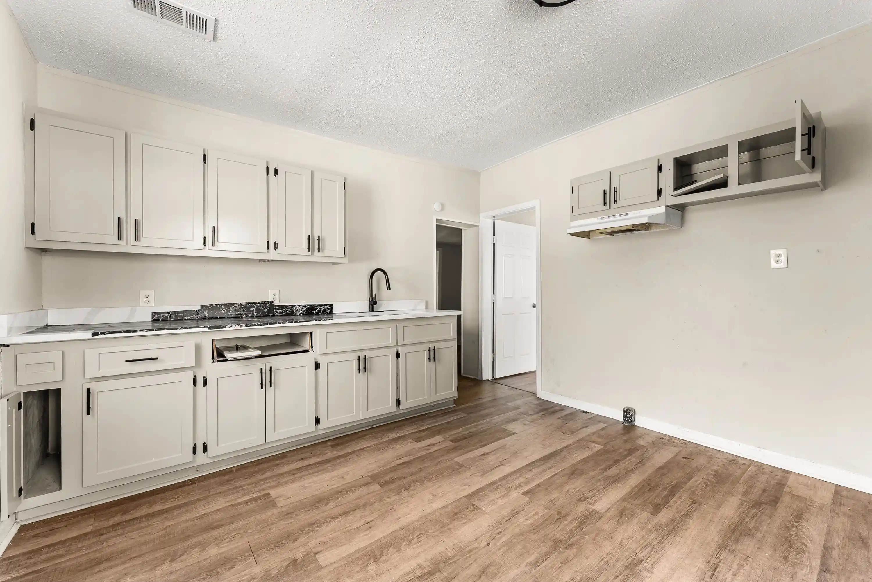 Photo 3 of Single family home for sale at 210 E Park Ave, Holly Springs, MS 38635 | MLS# 10233451 | Listing updated on 2026-10-30
