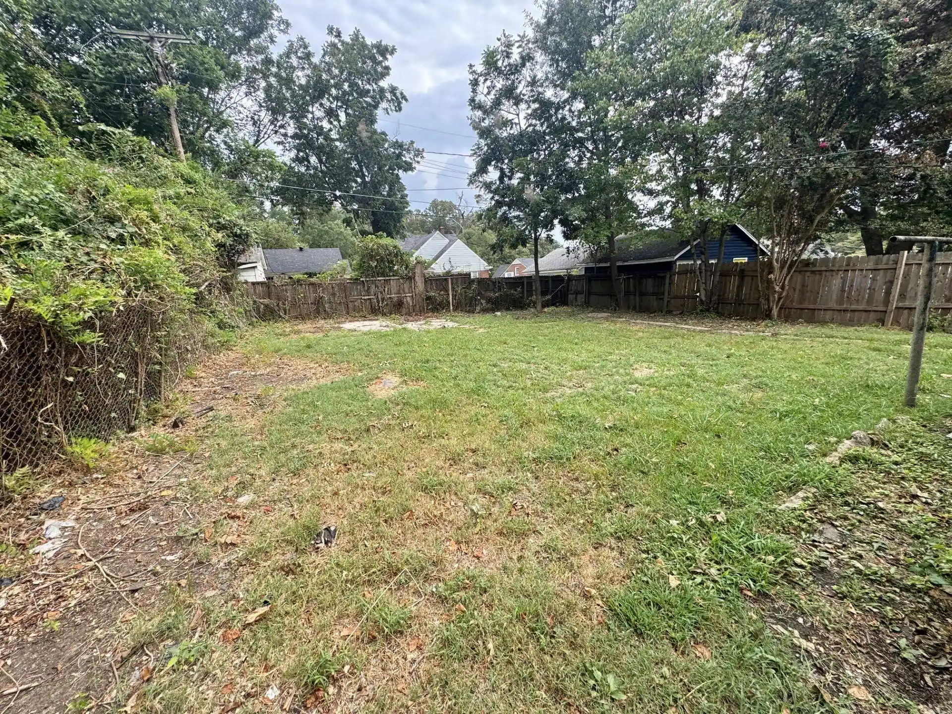 Photo 4 of Single family home for sale at 622 E Mckellar Ave, Memphis, TN 38106 | MLS# 10233495 | Listing updated on 2026-10-30