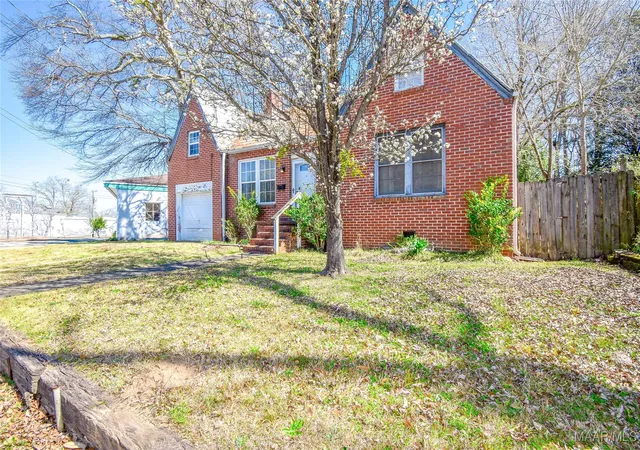 Homes for sale in Alexander City, AL | 141 S Central Ave, Alexander City, AL 35010 | MLS# 572373