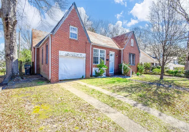 Homes for sale in Alexander City, AL | 141 S Central Ave, Alexander City, AL 35010 | MLS# 572373