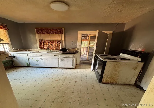 Photo 3 of Single family home for sale at 402 Johnson St, Selma, AL 36703 | MLS# 580518 | Listing updated on 2026-05-13